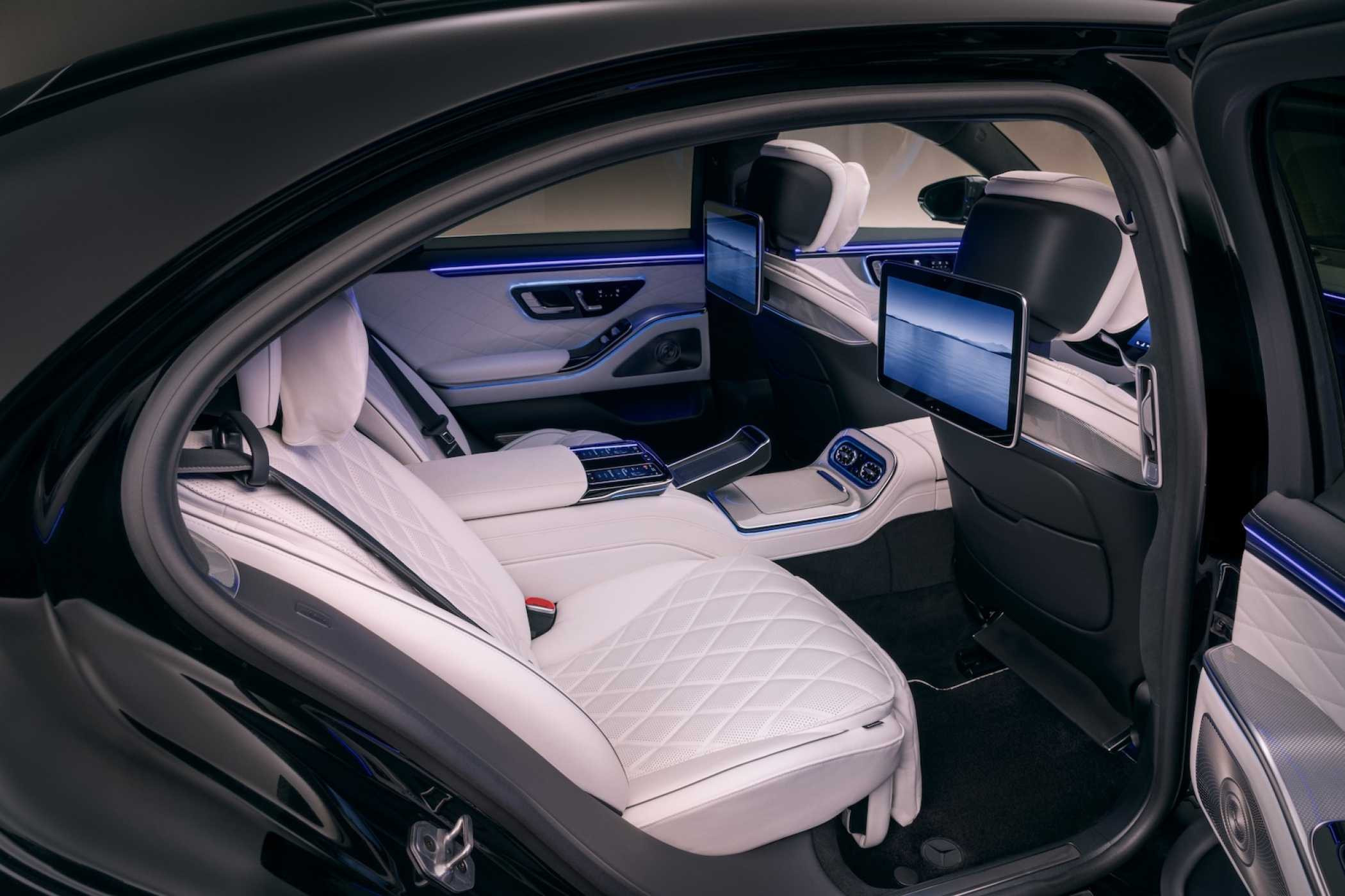 The S-Class has traditionally been a chauffeur-driven limousine — nice when you can travel like that! | Photo: press-inform