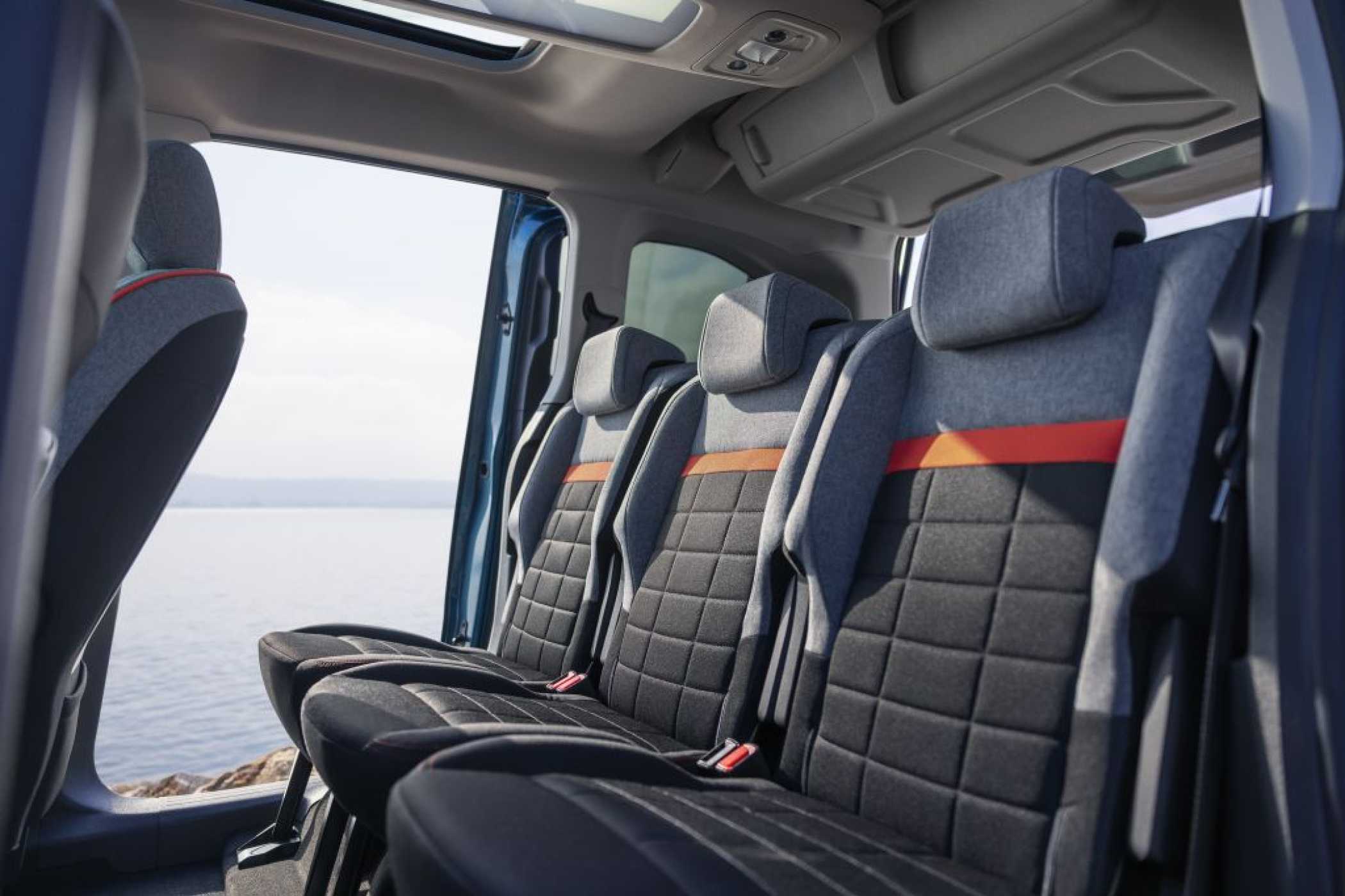 Der Innenraum wurde leicht aufgefrischt, bleibt ebenso praktisch wie zuvor, mit den leicht klapp- und versenkbaren Einzelsitzen, die aus dem Kombi schnell einen Lieferwagen machen. | Foto: Citroën