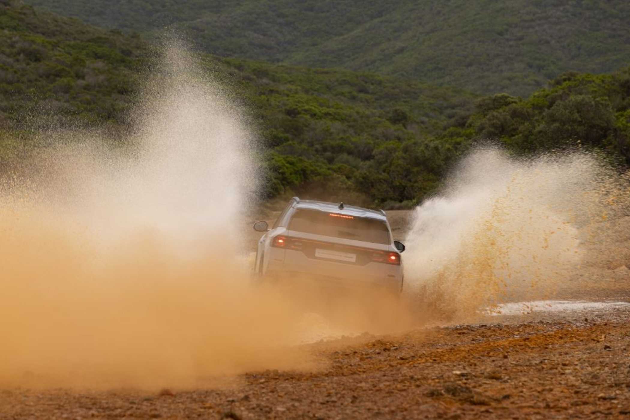 Auch für Nässe und Matsch gibt es Fahrprogramme, die Wattiefe fällt mit 480 Millimetern allerdings nicht zu üppig aus. | Foto: Jeep
