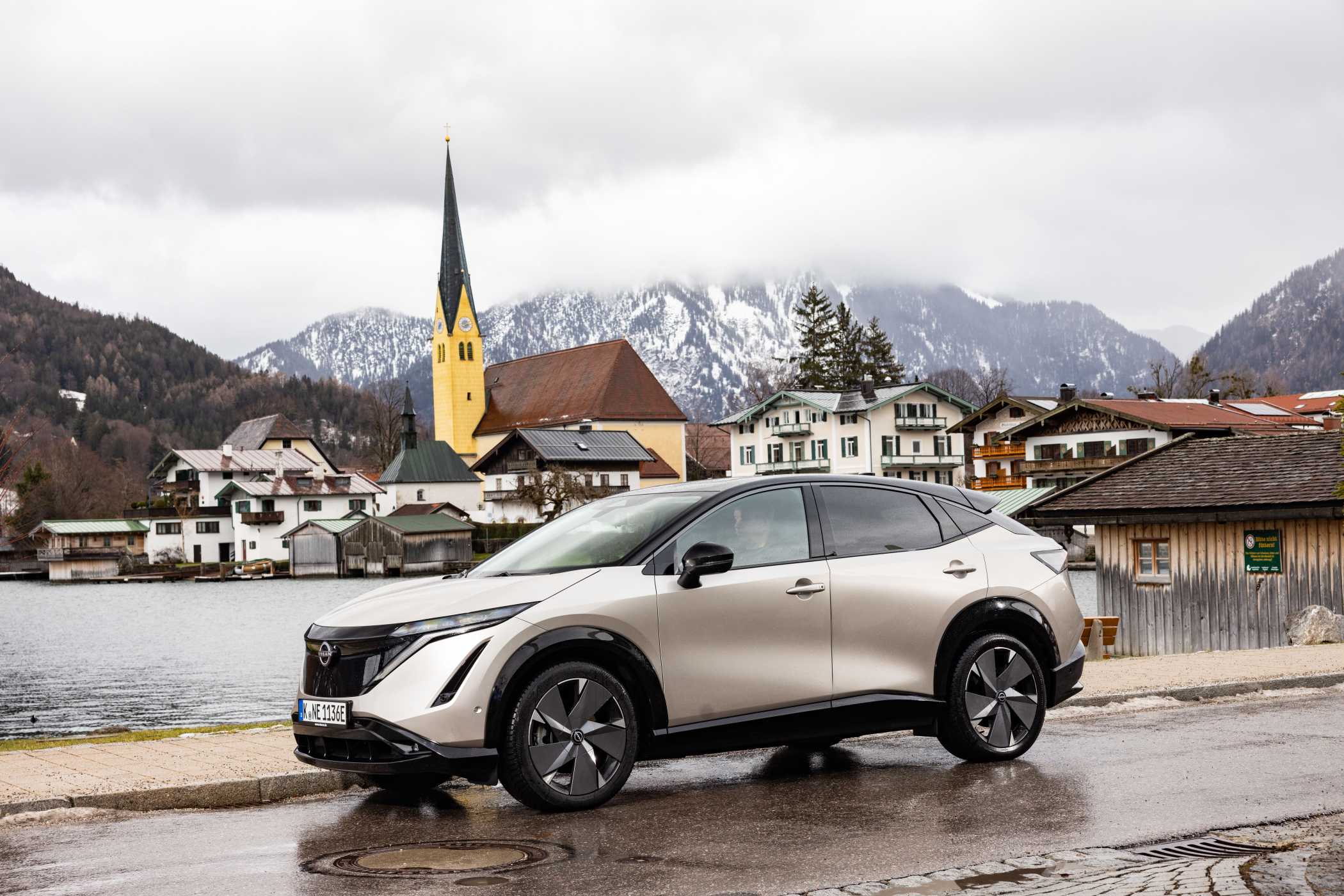 Das Topmodell trat auch in Burgundy mit schwarzem Dach an. | Foto: Nissan