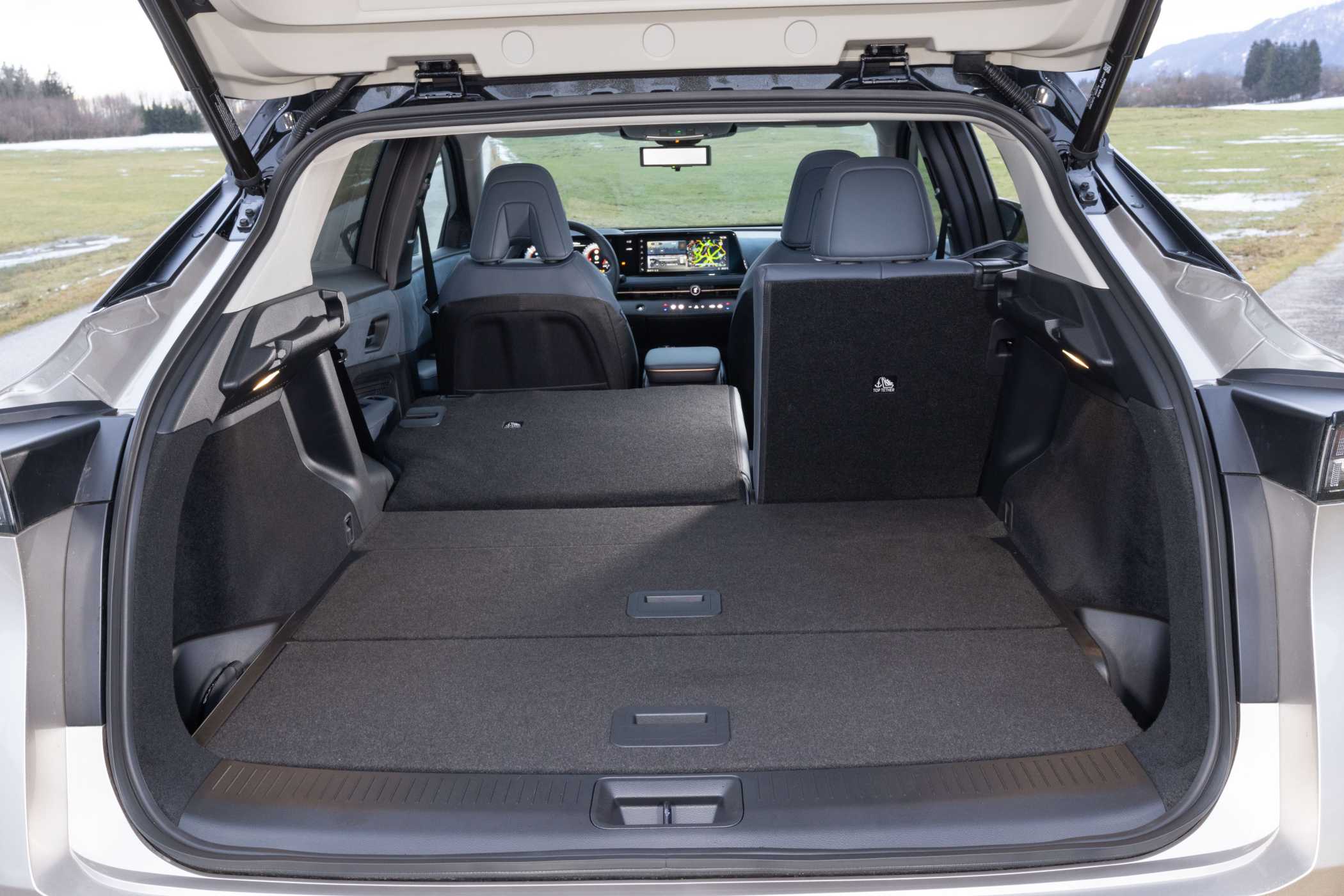 Durch Umlegen der Rückbank lässt sich das Volumen vergrößern, eine Schidurchreiche oder ein umlegbares Mittelsegment wären aber wünschenswert. | Foto: Nissan
