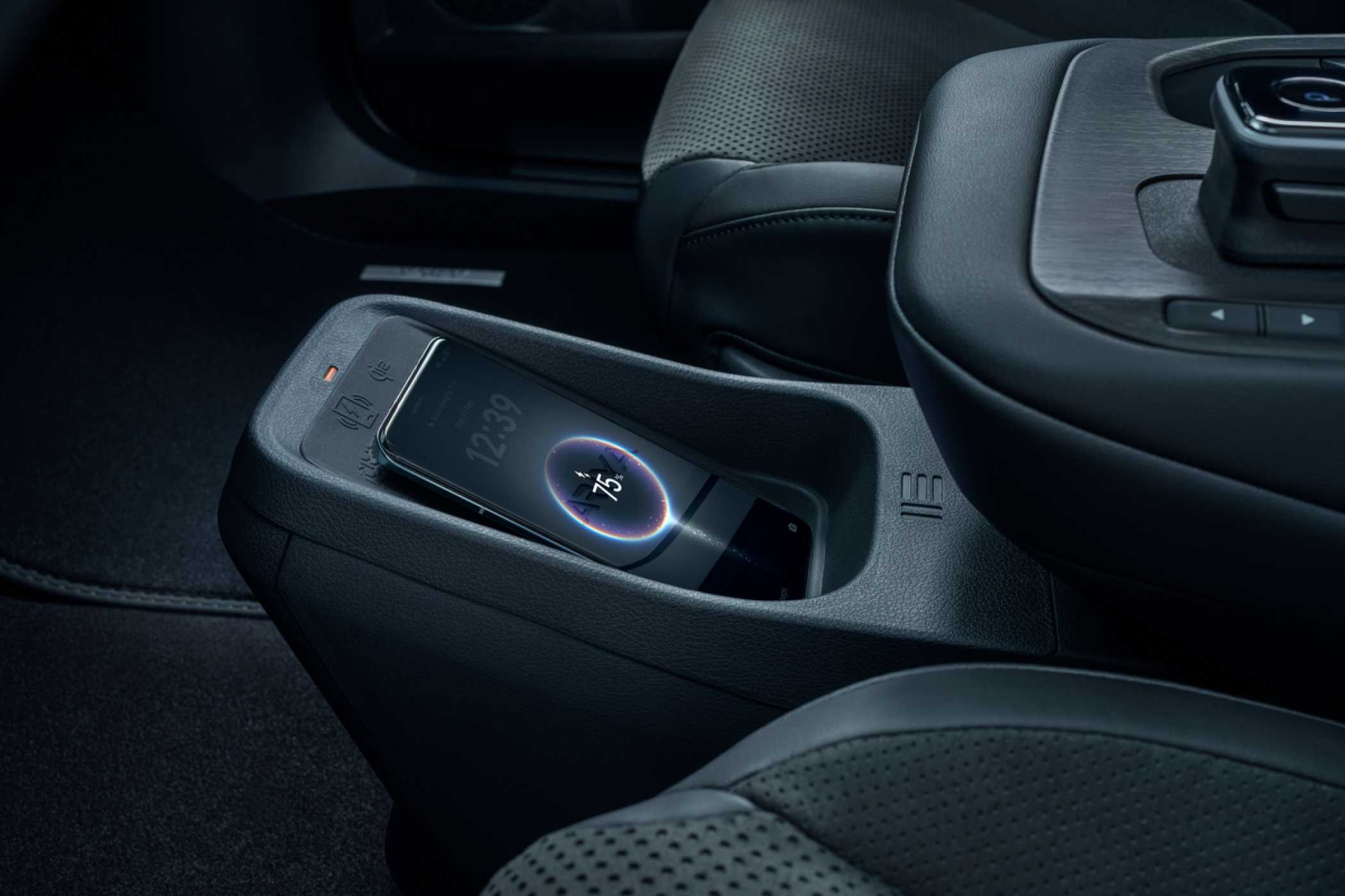 Smartphones können mit bis zu 15 Watt geladen werden. | Foto: Nissan