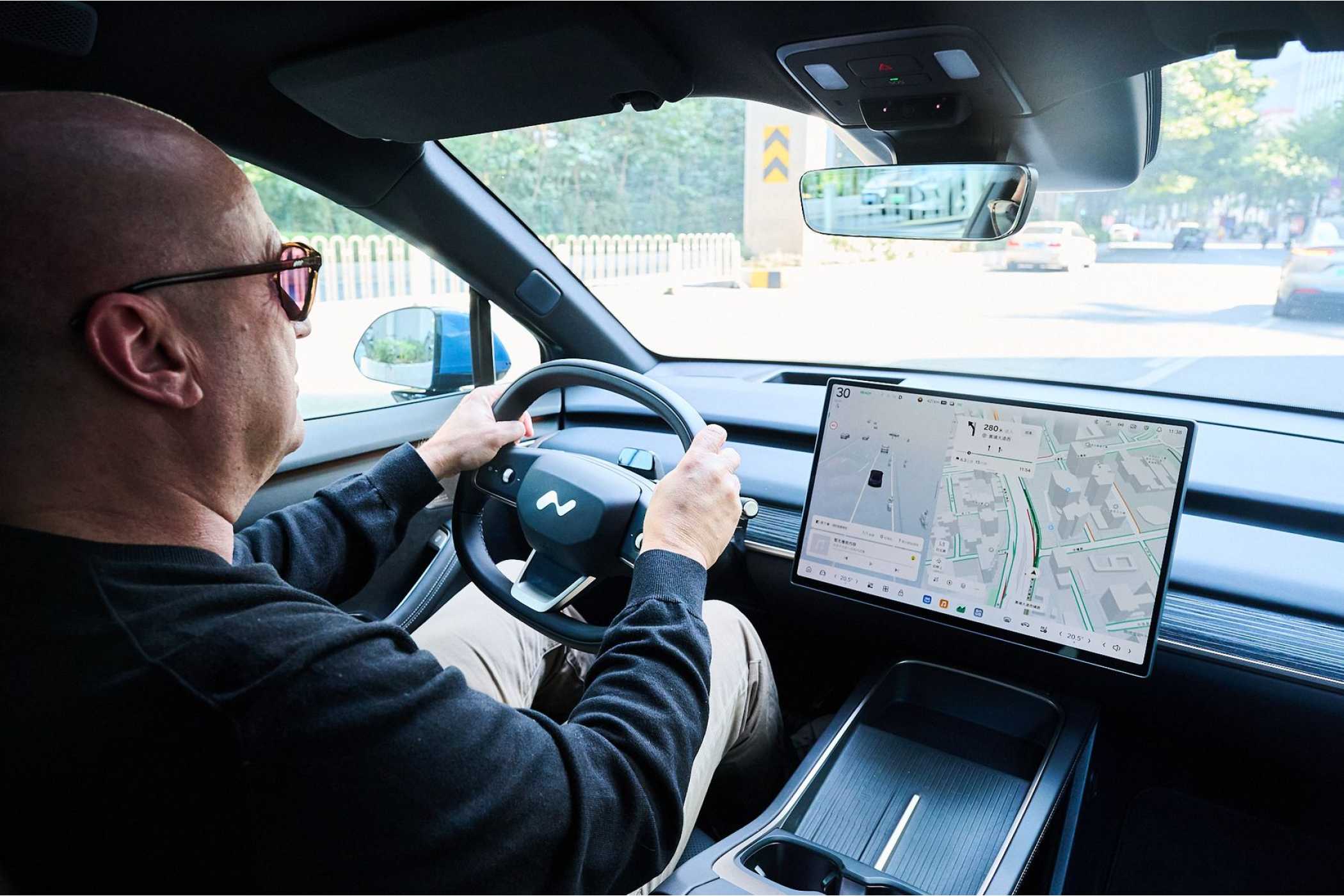 Das Interieur mit dem großen zentralen Touchscreen erinnert stark an das Tesla Model Y. (Foto: Onvo)
