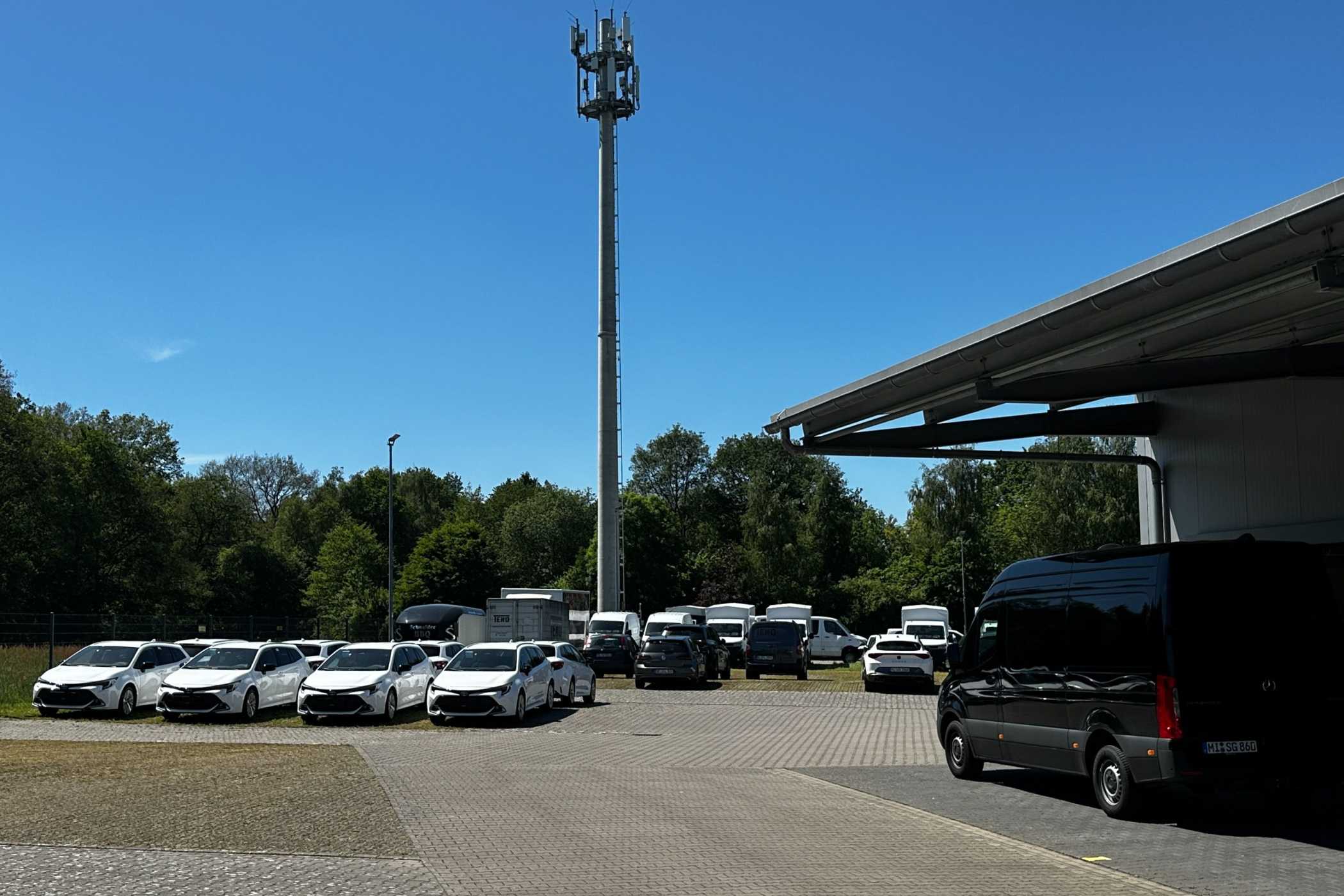 Hinter den Hallen die vielen Fahrzeuge, die noch auf eine Umrüstung warten.| Foto: T. Kanzler