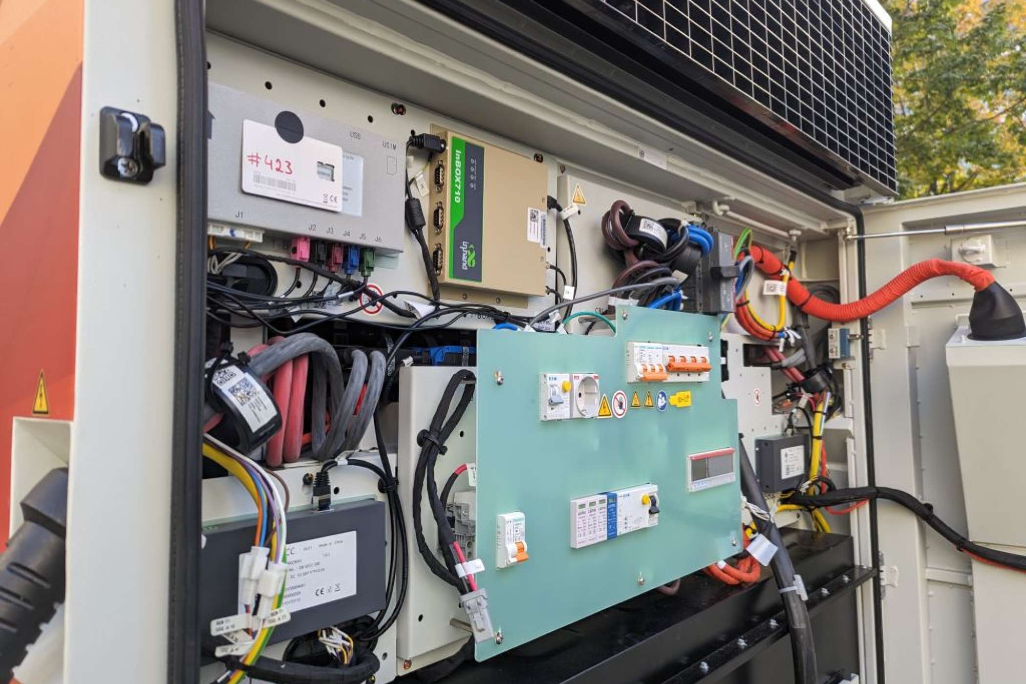 Die Hardware und Kühlung füllen den Raum vollständig aus. | Foto: J. Reichel