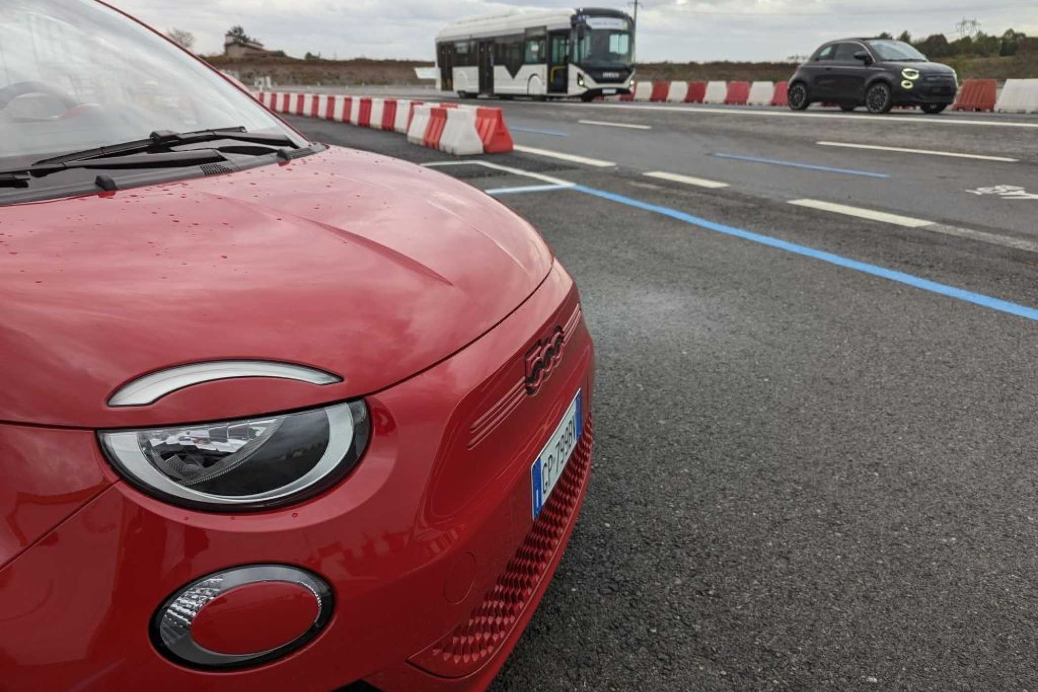 Augenblick mal! Der 500e kann auch auf dem Ladeplatz induktiv die Speicher füllen. | Foto: J. Reichel
