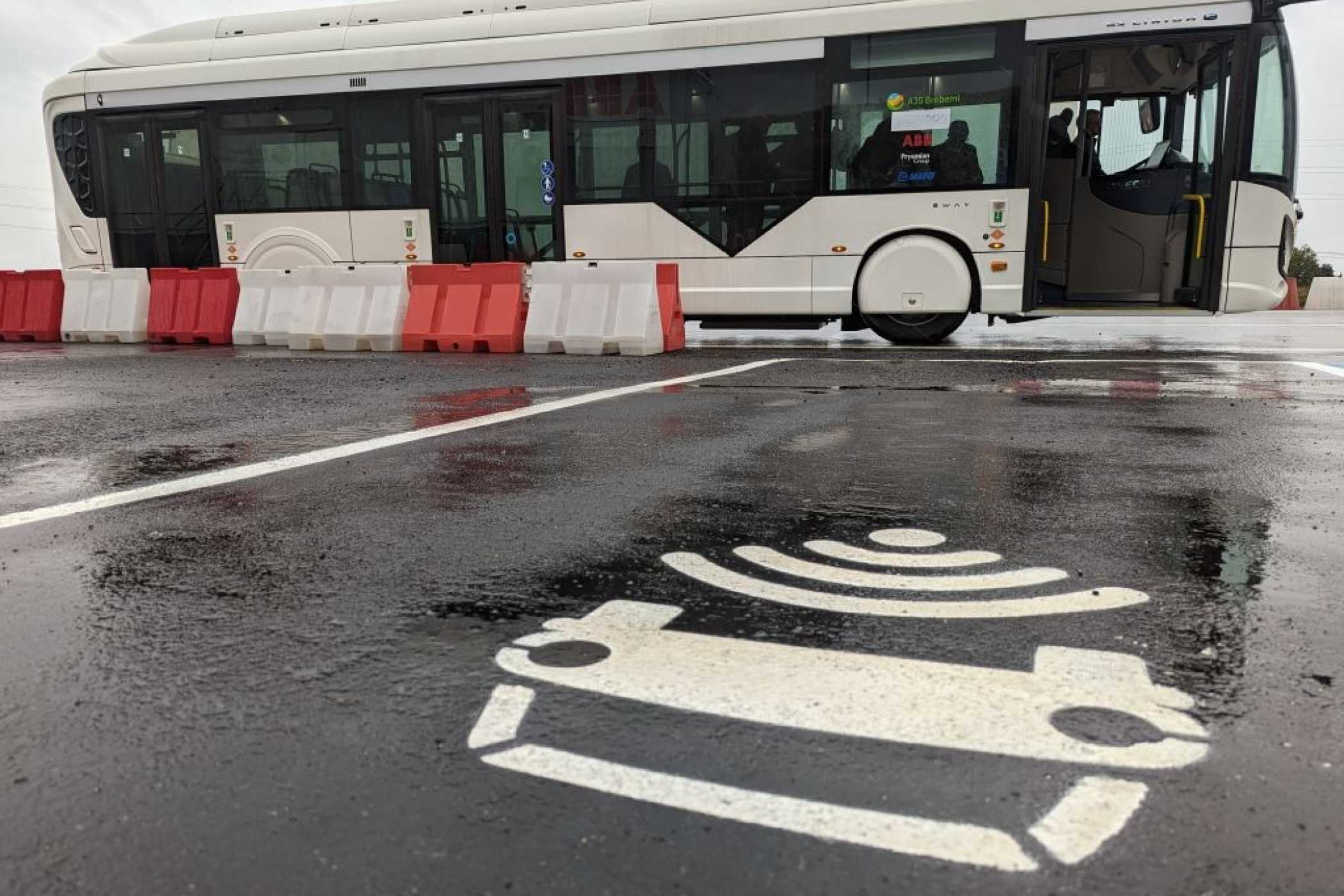 Der Bus lädt wie von selbst: Die Strecke steht quasi unter Strom. | Foto: J. Reichel