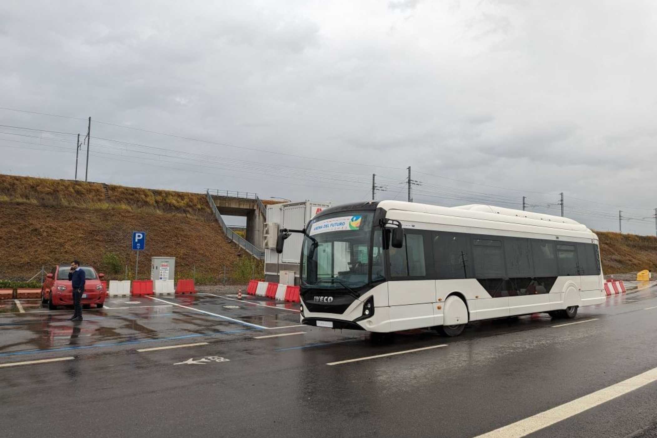 Der Bus lädt unterwegs mit bis zu 90 kW aus der Fahrbahn auf. | Foto: J. Reichel