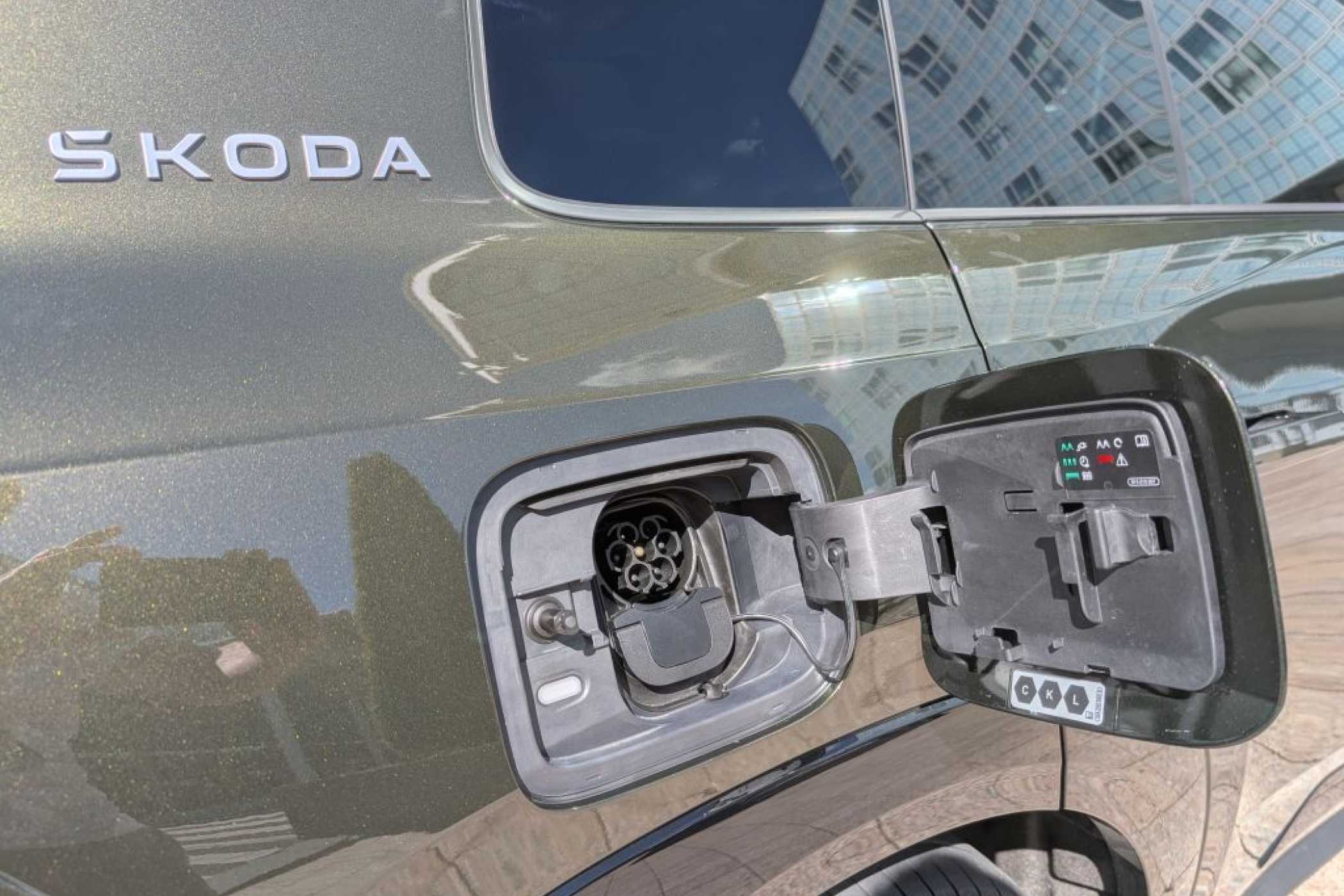 Der Ladeanschluss ist hinten beifahrerseits nicht ideal platziert. | Foto: Skoda
