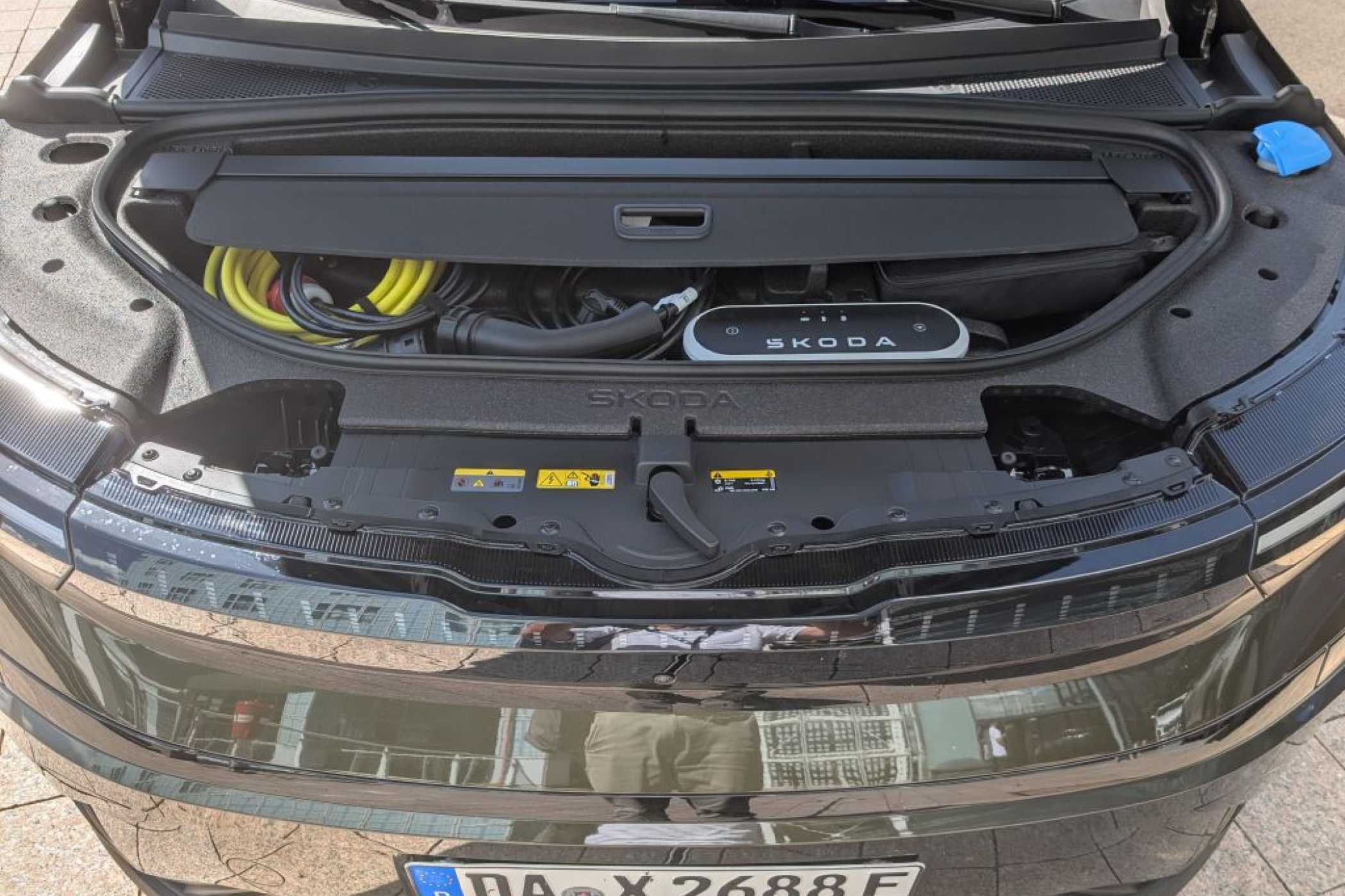 Im kleinen Frunk findet immerhin auch die Laderaumabdeckung festen Platz. | Foto: Skoda