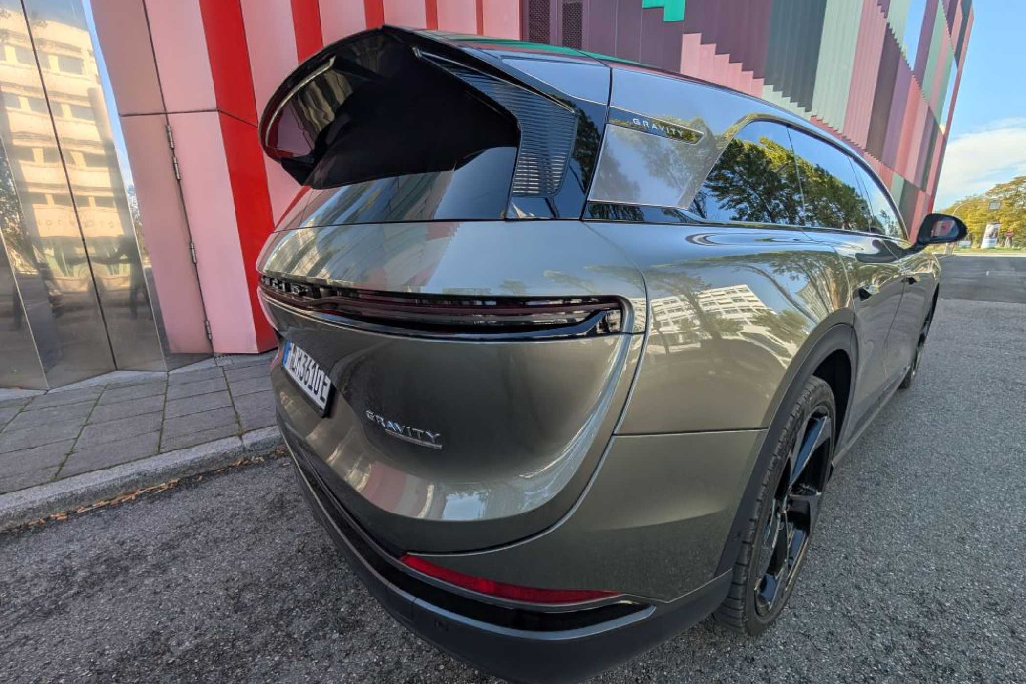 Gewaltiger Dachspoiler für verbesserte Optik und Aerodynamik. | Foto: J. Reichel