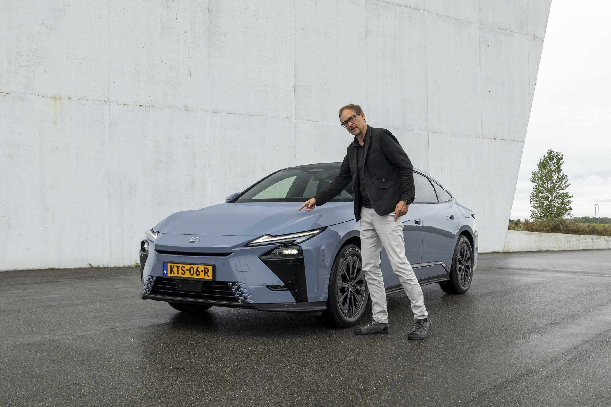 Der Knick in der Motorhaube ist allerdings ein gewöhnungsbedürftiges Detail des ES-Designs.| Foto: Toyota