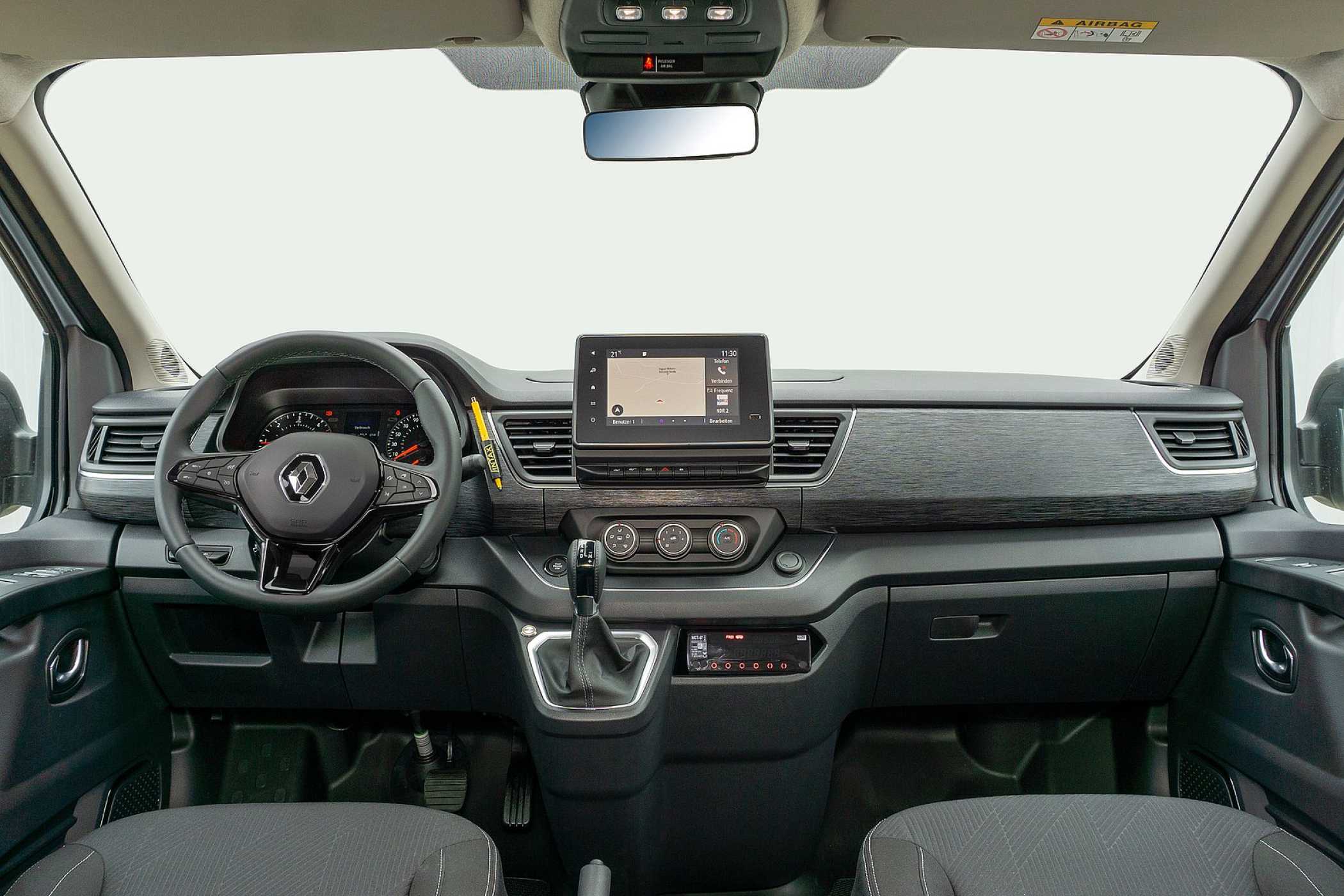 Das Cockpit hat durchaus Wohlfühl-Ambiente und ist mit einem Online-Multimedia- und Navigationssystem ausgestattet.| Foto: Intax