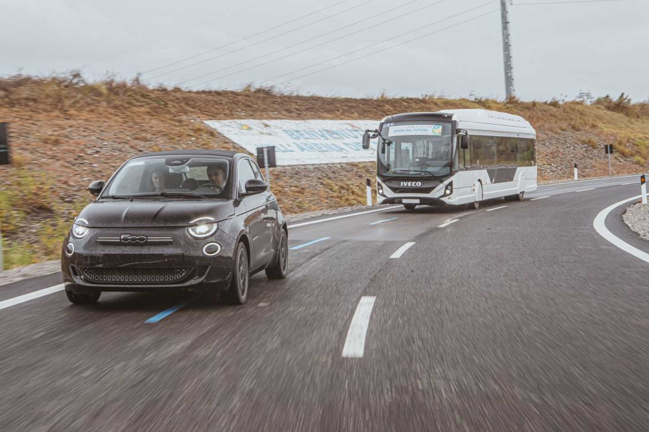 Straße mit Energie: Der 500e lädt mit 25 kW in Fahrt auf. | Foto: Stellantis