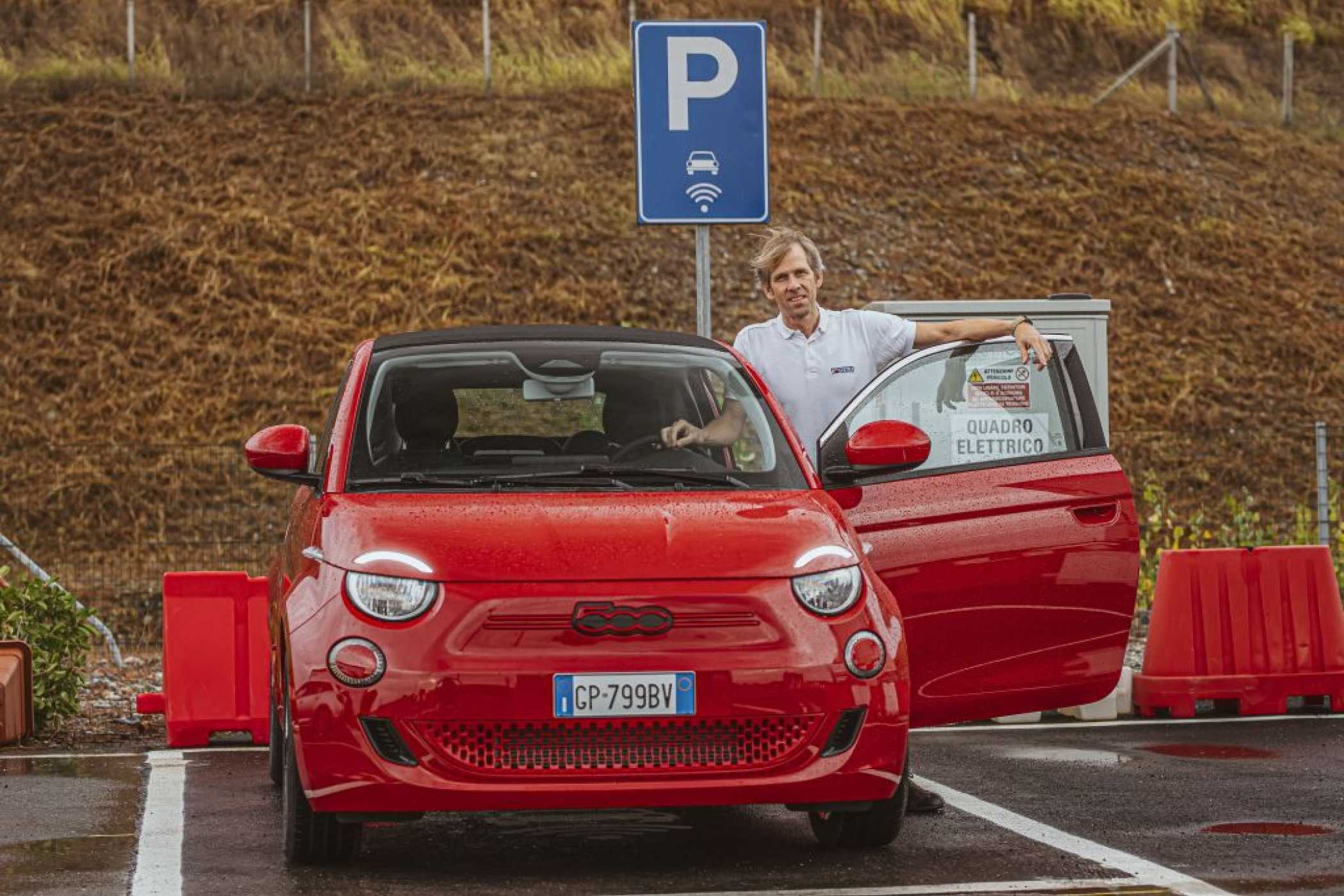 Einfach abstellen: Das Handling mit induktivem Laden ist natürlich unglaublich komfortabel. | Foto: J. Reichel