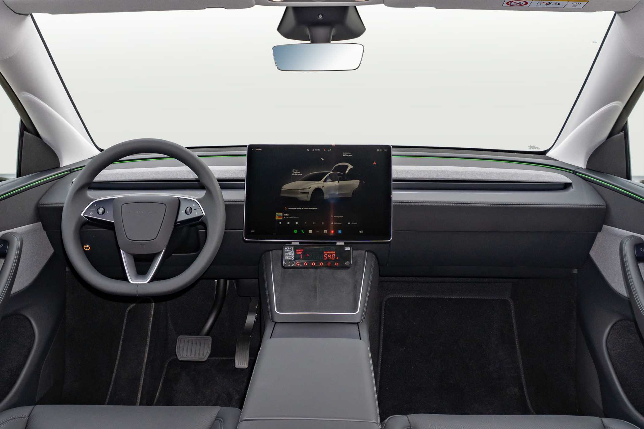 Das aktuelle Tesla Model Y kann bei INTAX wieder mit einer Taxi-Ausstattung versehen werden. | Foto: intax.de