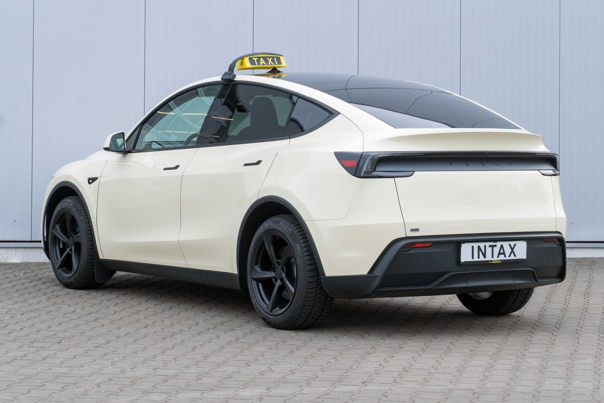 Das aktuelle Tesla Model Y kann bei INTAX wieder mit einer Taxi-Ausstattung versehen werden. | Foto: intax.de