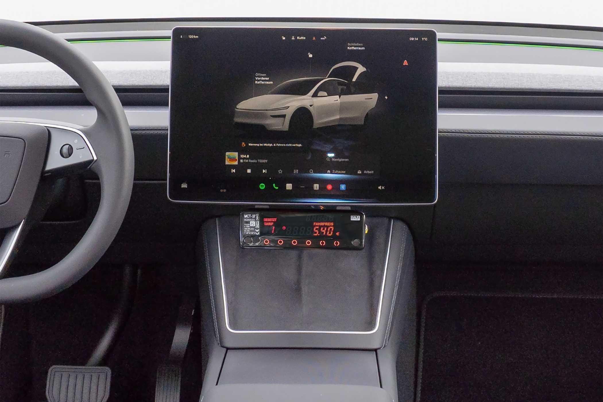 Das aktuelle Tesla Model Y kann bei INTAX wieder mit einer Taxi-Ausstattung versehen werden. | Foto: intax.de