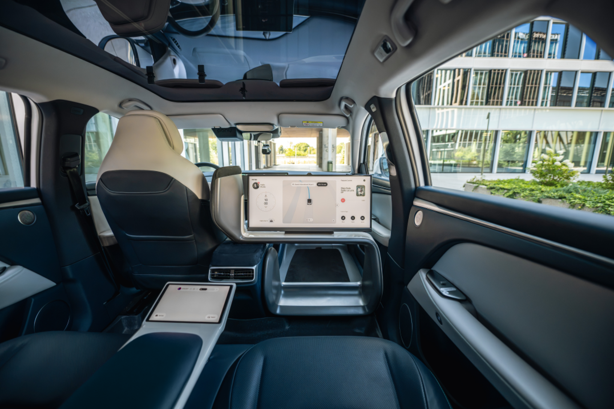 Das neue Innenraumkonzept soll den verfügbaren Platz im Robotaxi anders verteilen. Das Feedback der eingeladenen Testpassagiere fließt nach Angaben von Verne in die weitere Entwicklung ein. | Foto: Verne