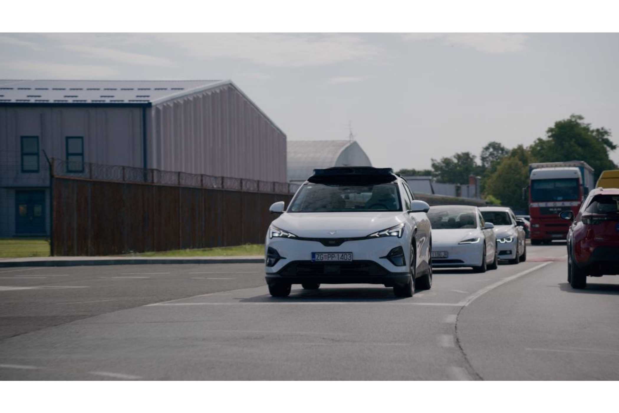 Das autonome Fahrsystem von Pony.ai übernimmt während der Testfahrten die gesamte Fahraufgabe und entscheidet selbstständig über die erforderlichen Fahrmanöver. | Foto: Verne