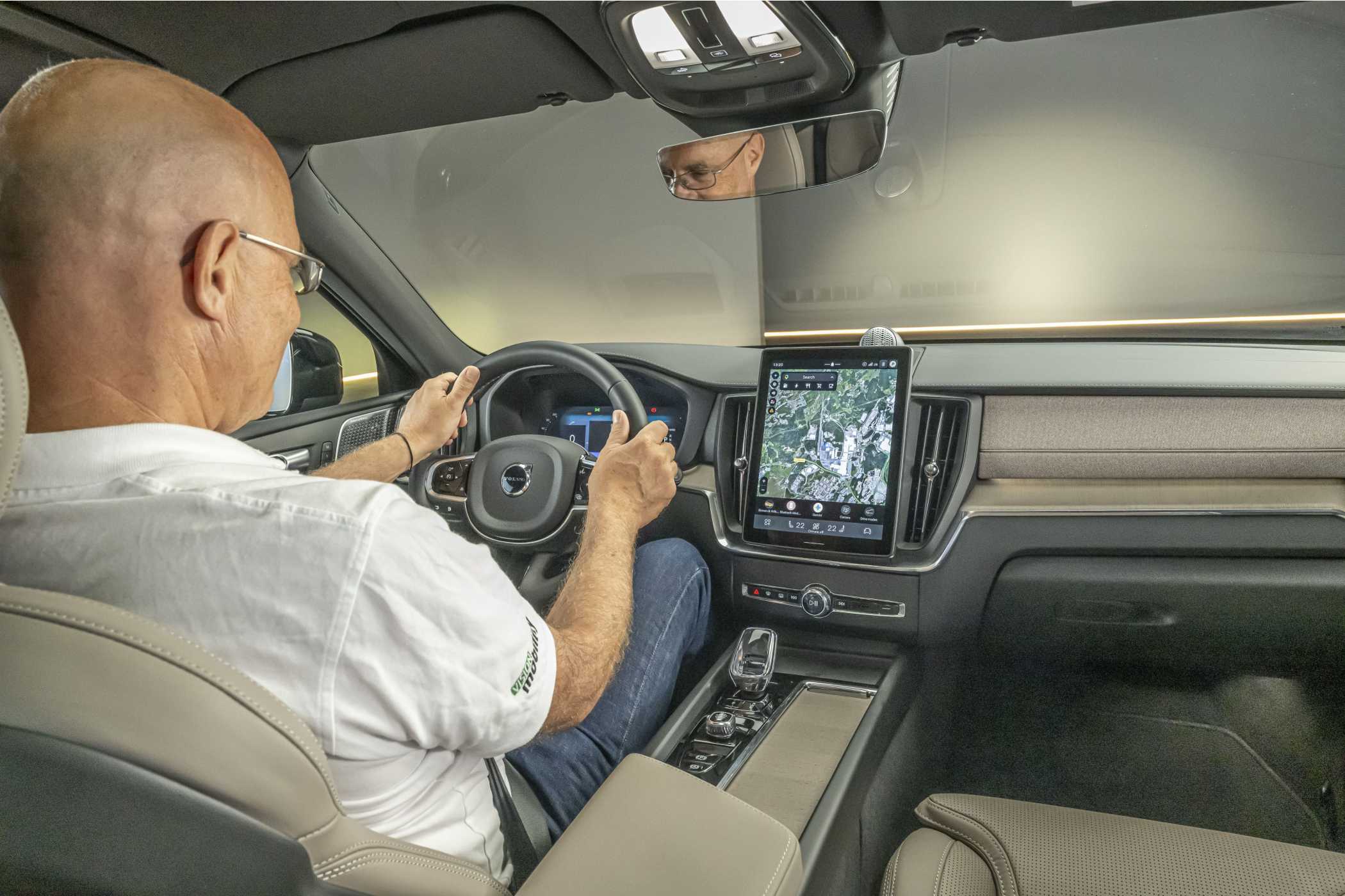 Innen gibt es einen größeren Screen, noch wertigere Materialien und Google Gemini. | Foto: Dino Eisele/Volvo Cars