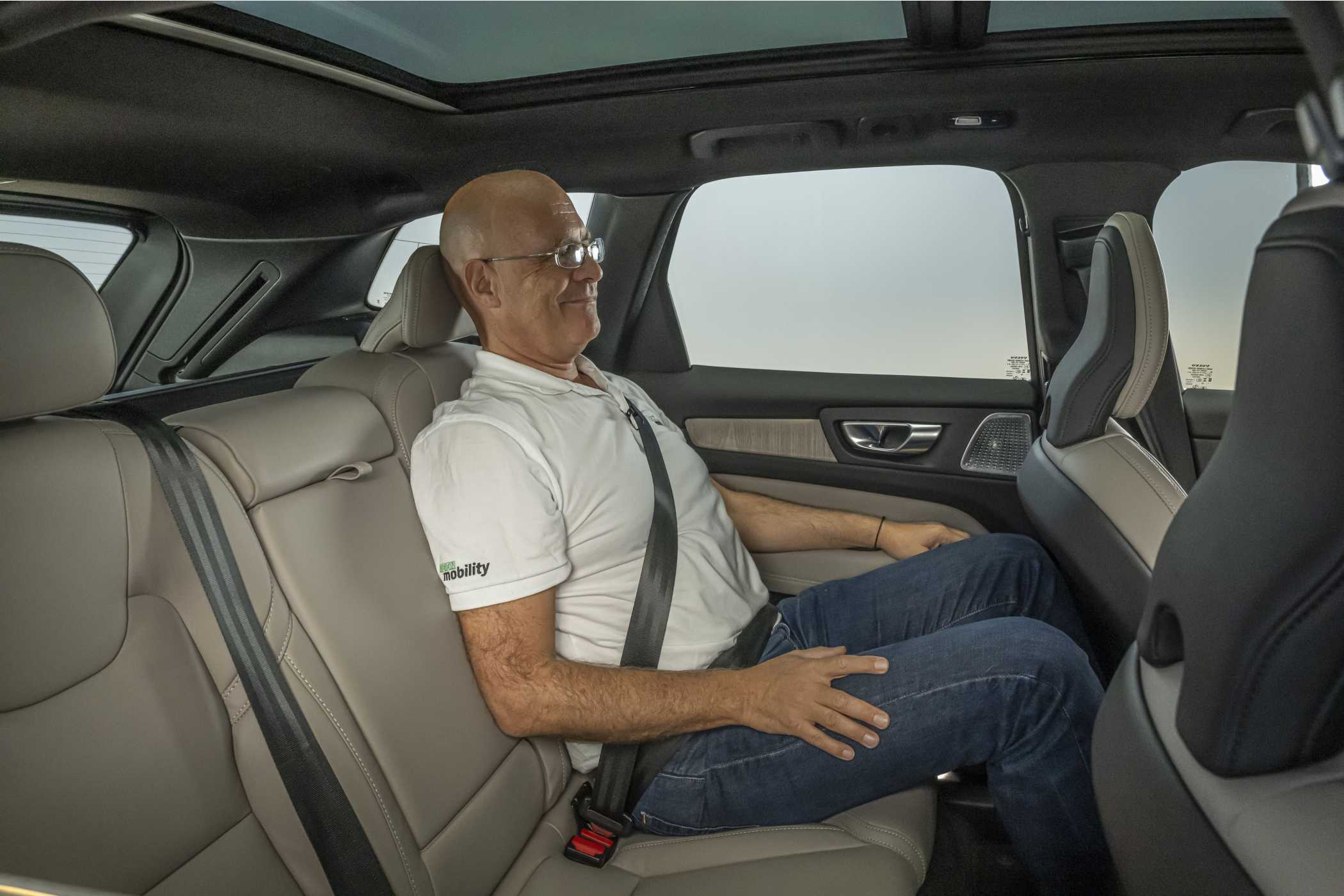 Ordentlich Platz im Fond - luftigeres Gefühl dank niedrigerem Mitteltunnel. | Foto: Dino Eisele/Volvo Cars