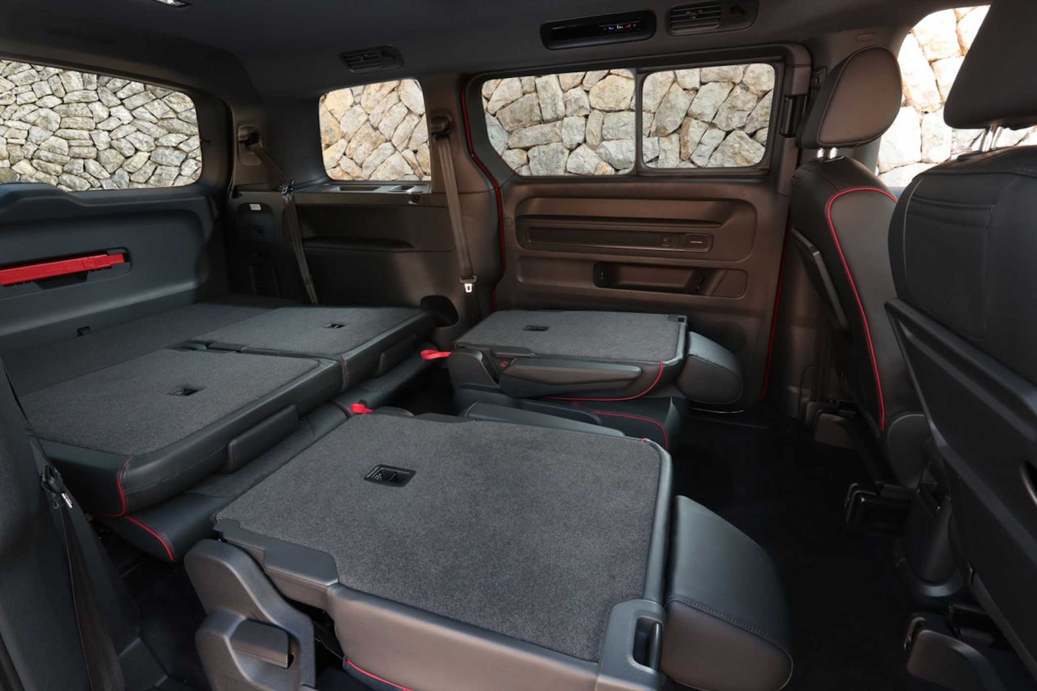 Die Sitze im Fond sind komfortabel, aber die Flexibilität leidet etwas unter ihrer üppigen Ausführung. | Foto: VW