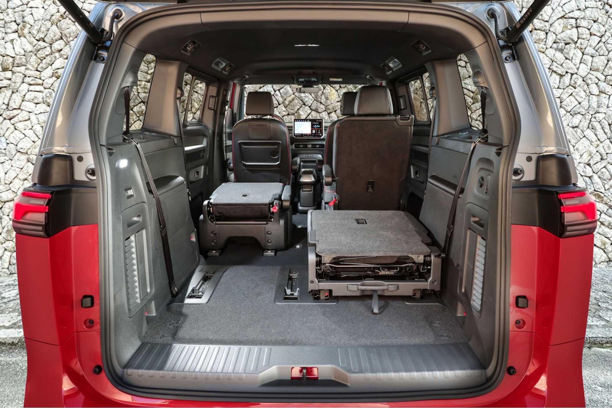 Wenn man alle Sitze umklappt, gibt es gut 2.400 l Ladevolumen. | Foto: VW