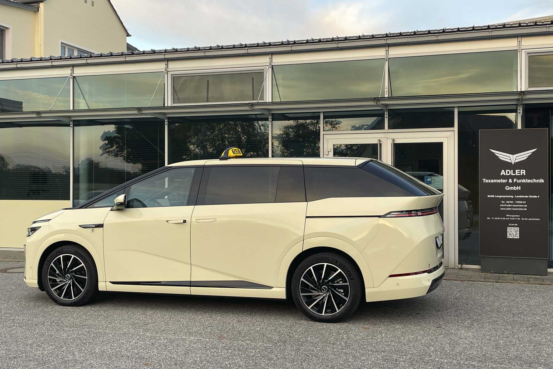 Der X9 soll vor allem für Flughafen- und Hoteltransfers sowie Shuttle-Dienste interessant sein.| Foto: Adler Taxameter
