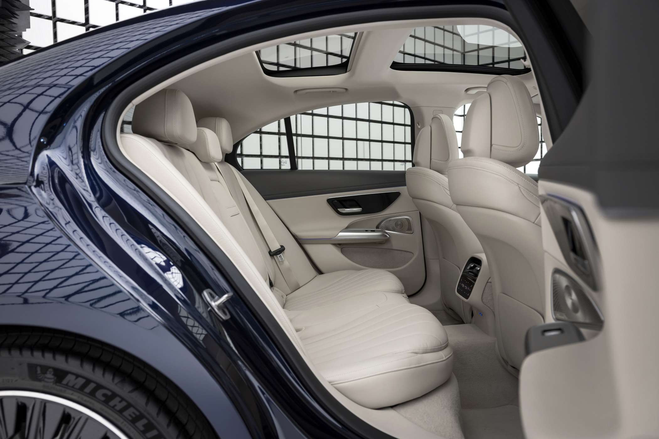 Im Fond könnten die zwei Zentimeter Radstandsverlängerung spürbar werden. (Foto: Mercedes-Benz)