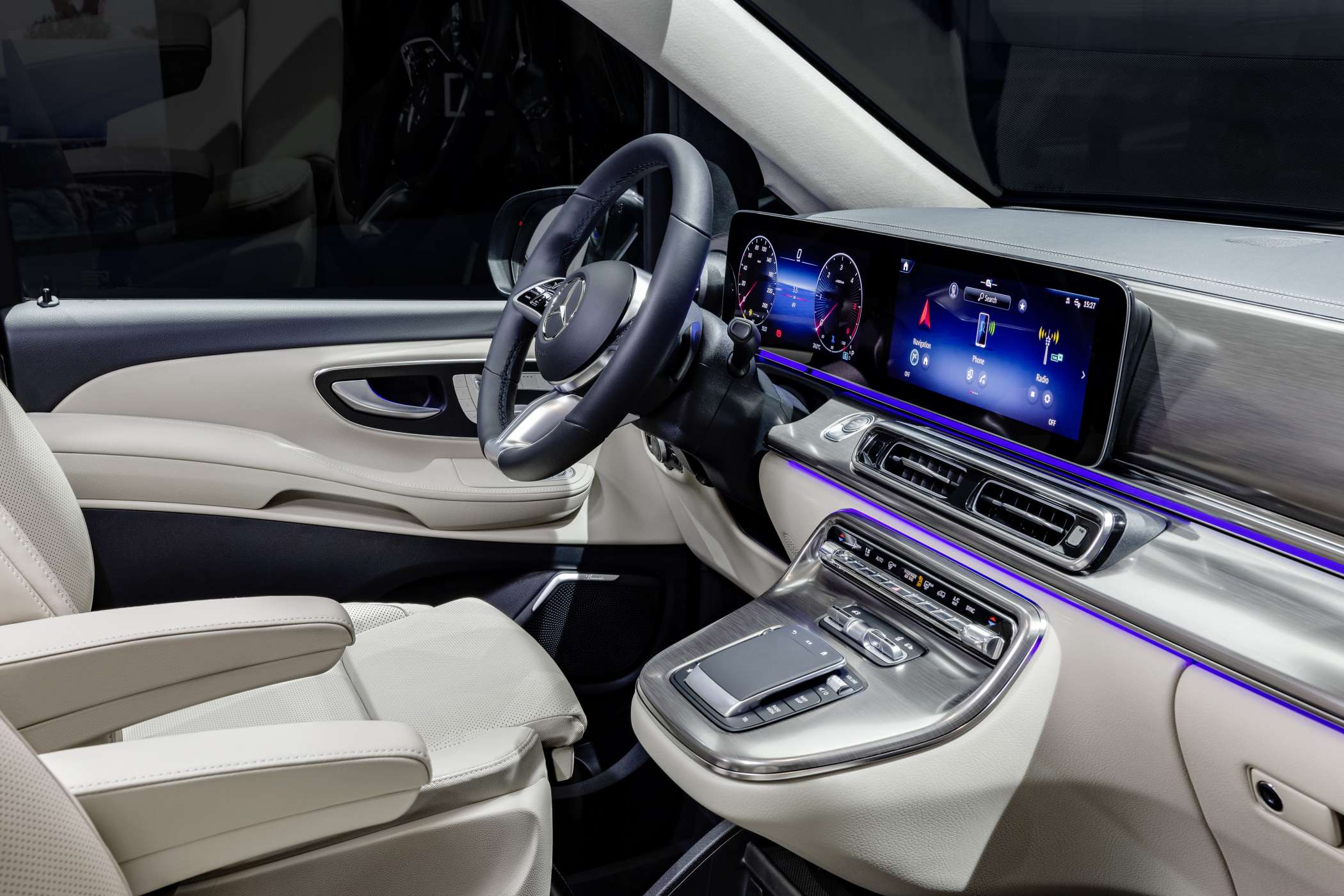 Die Armaturentafel hat im EQV und der V-Klasse einen größeren Touchscreen als der Vito Tourer/eVito Tourer. Eine Ambientebeleuchtung in 64 Farben gibt es auch. (Foto: Mercedes-Benz)