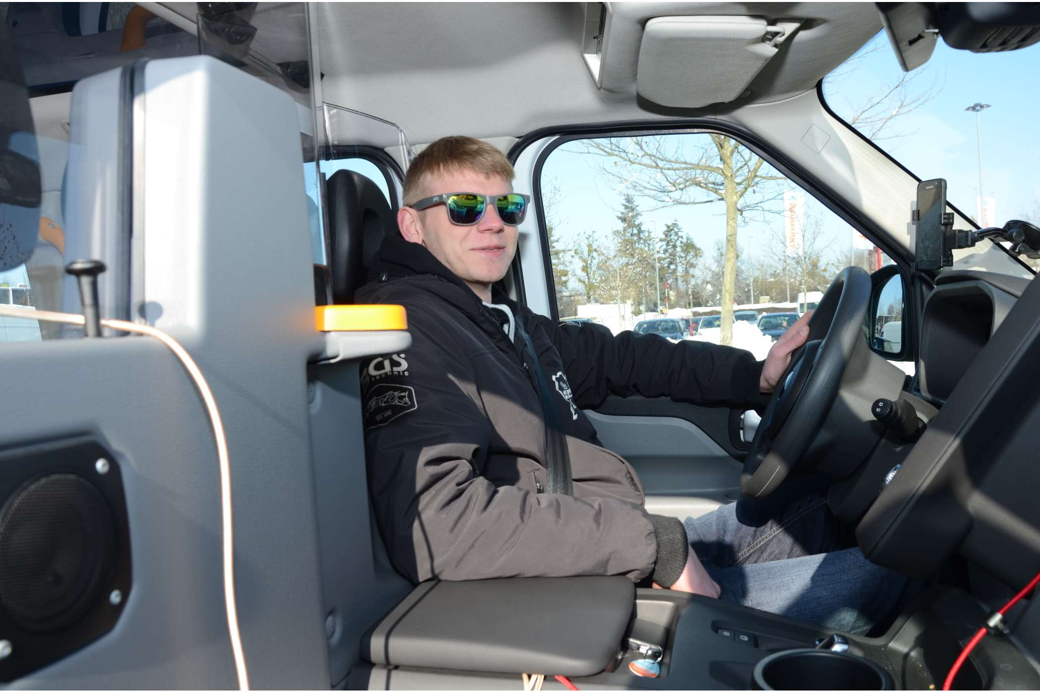 Der Fahrerplatz ist für große Fahrer etwas eng. Ihr Einstieg ist nicht so bequem wie bei SUV oder Transportern. (Foto: Dietmar Fund)