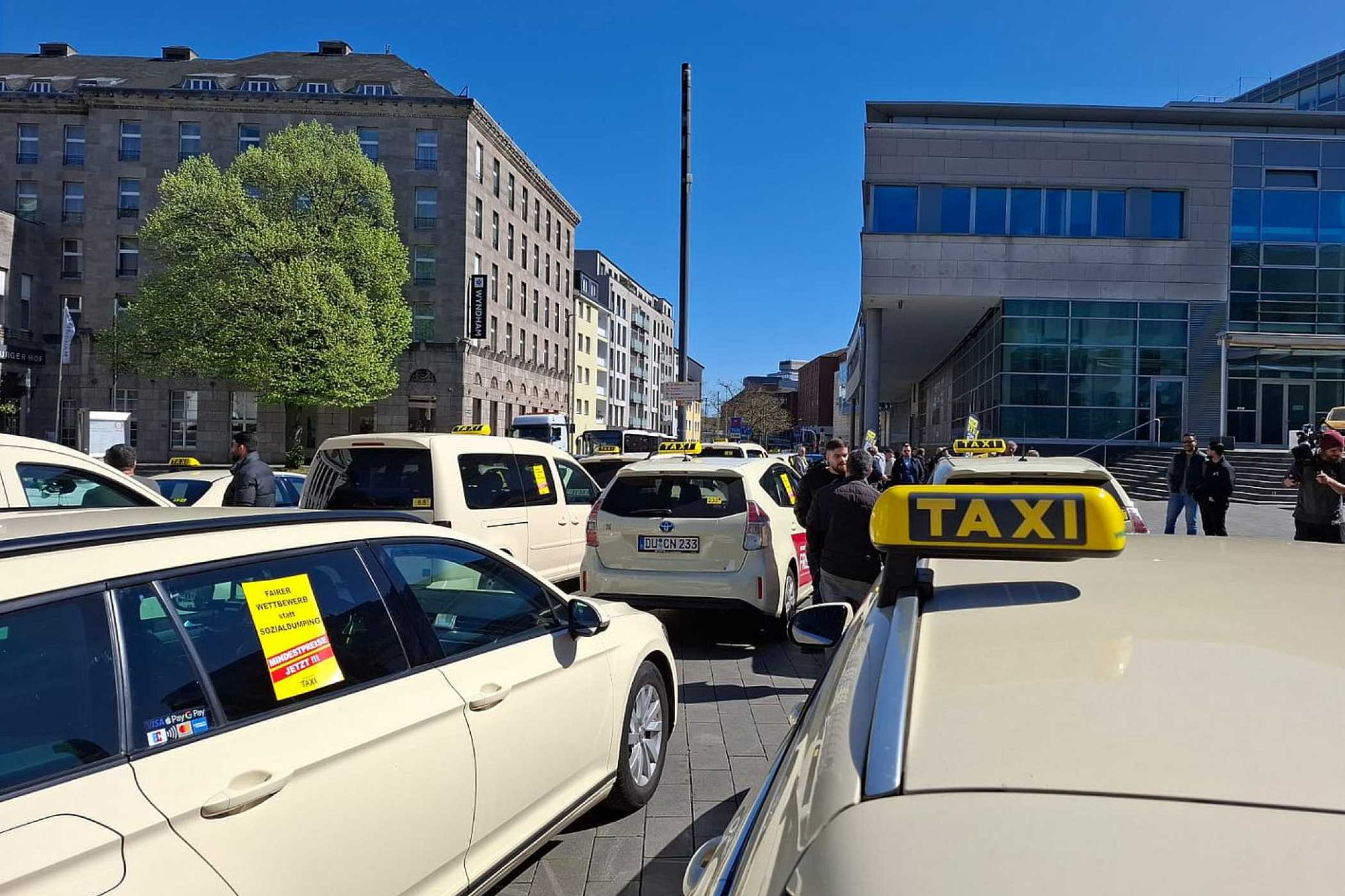 Demonstrasyonun sonunda taksicilerden oluşan bir korna konseri vardı.| Foto: S. Lange-Wilde