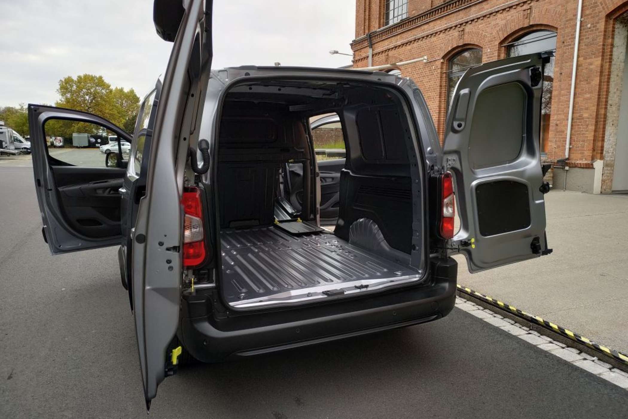 Offener Typ: Die Türen lassen sich um 180-Grad öffnen, per simplem und solidem Öffnungsmechanismus. | Foto: J. Reichel