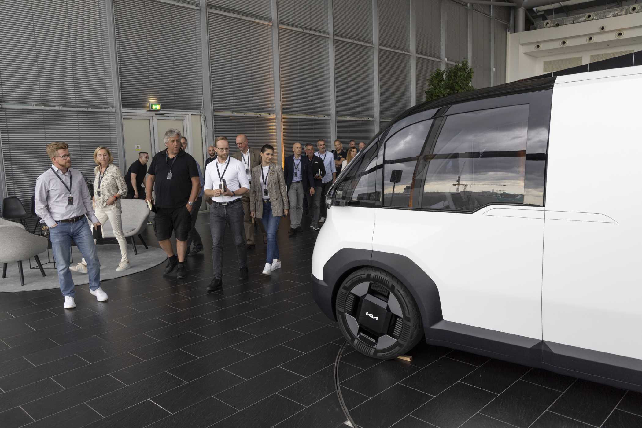 In der Kabine geht es eher zu wie in einem Cockpit. Der Einstieg erfolgt fast ebenerdig. | Foto: Kia