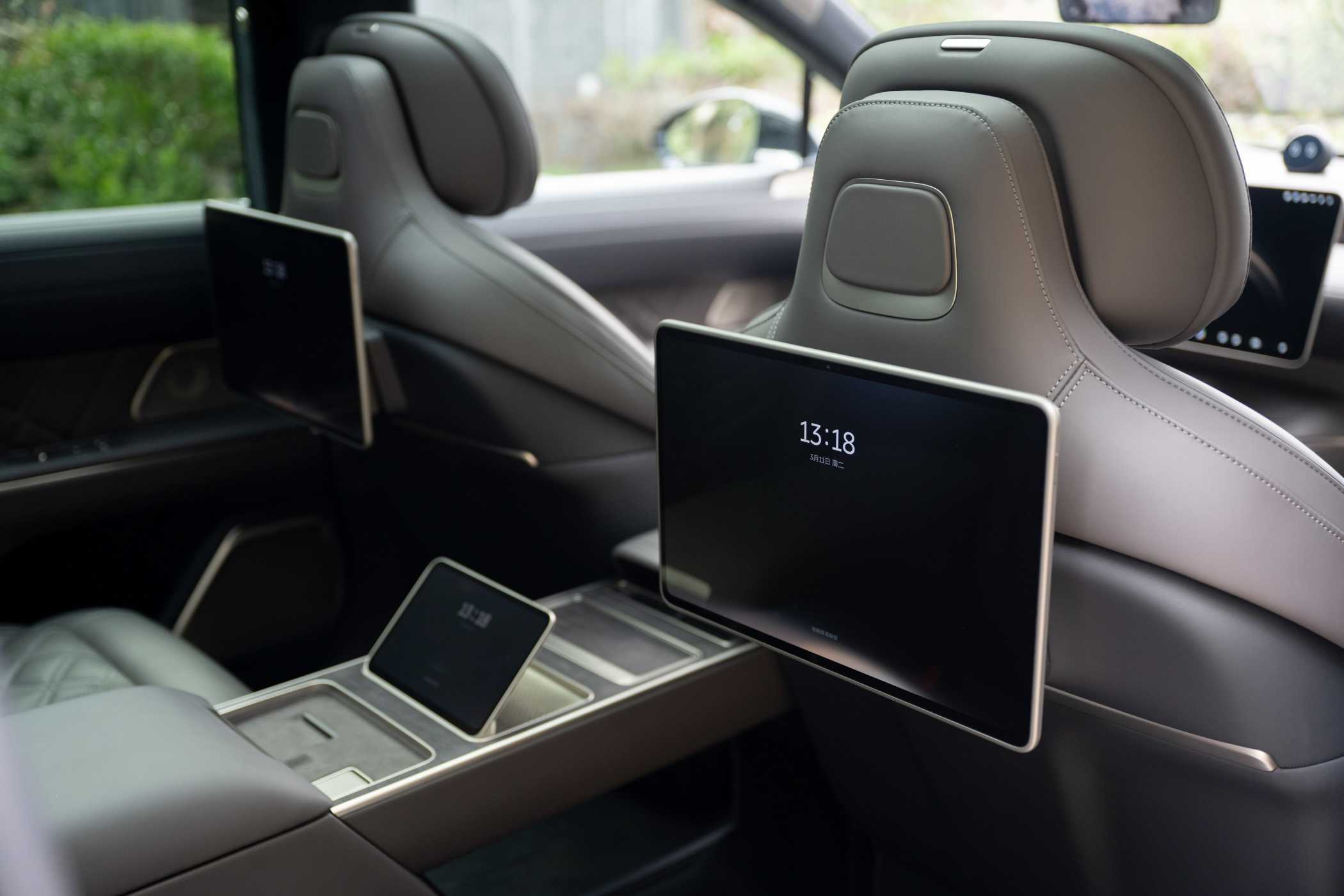 Für die Passagiere im Fond gibt es Displays.| Foto: Nio