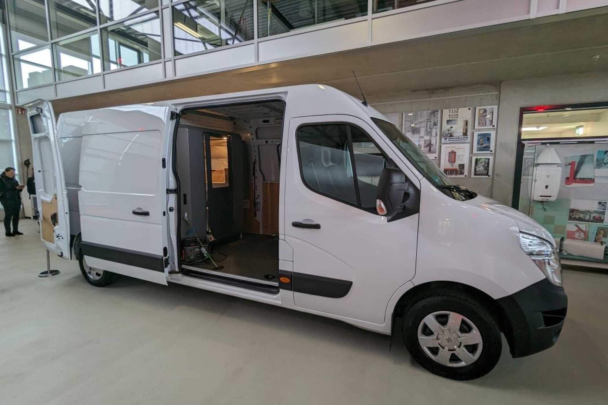 Mit den Modulen von PlugVan mutiert der Kastenwagen am Wochenende zum Wohnmobil. (Foto: J. Reichel)
