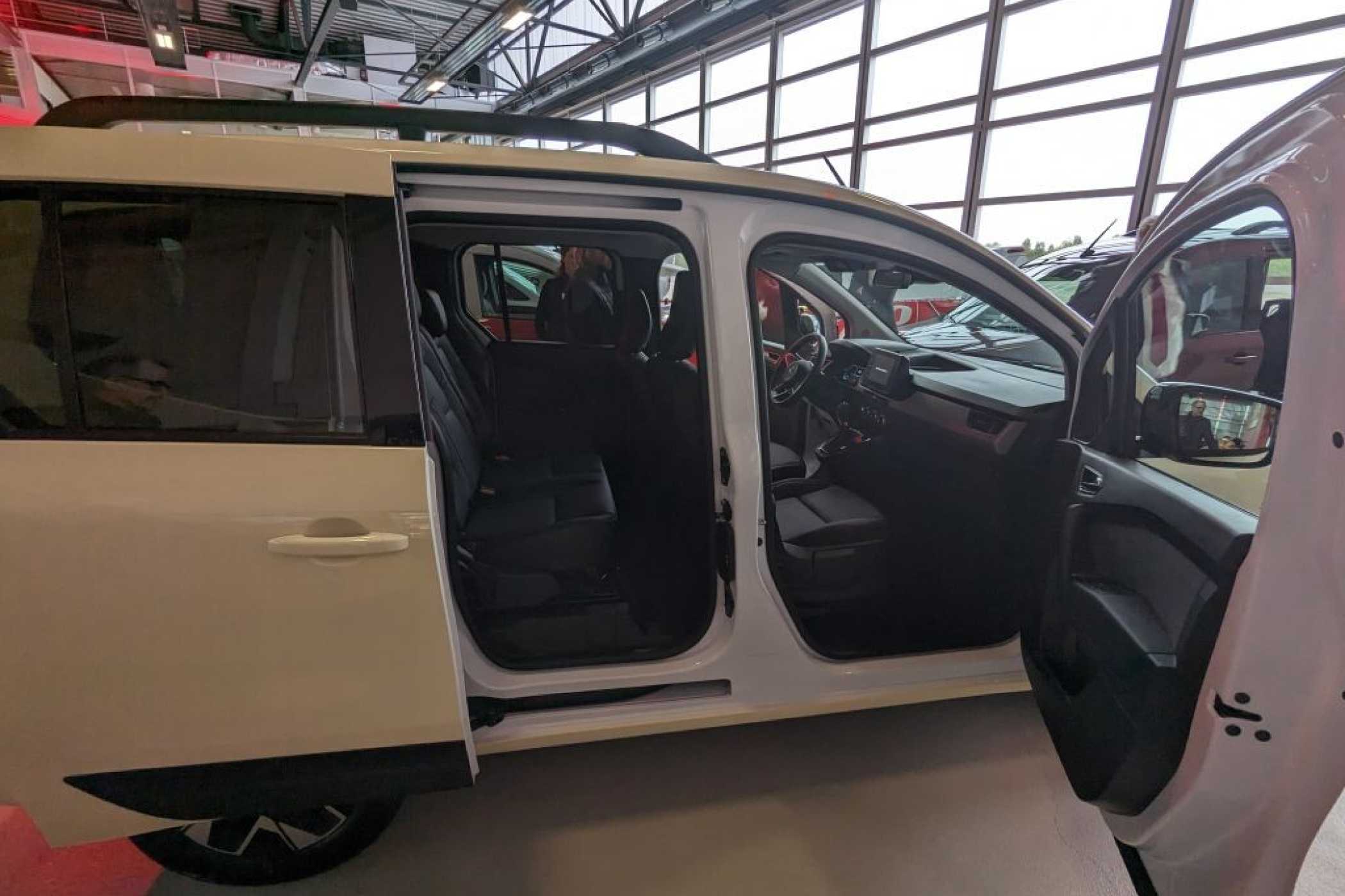 Als einziger bietet Nissan eine Taxi-Variante auf Basis des vollelektrischen Townstar EV an. (Foto: J. Reichel)