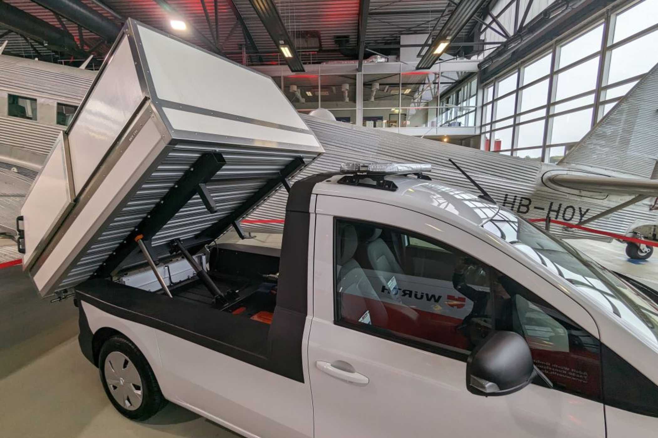 Die Kipphydraulik ist sehr kompakt ausgelegt und platzsparend untergebracht. Wahlweise soll es noch ein "Besenfach" geben, was den Hohlraum unter dem Aufbau nutzbar macht. (Foto: J. Reichel)