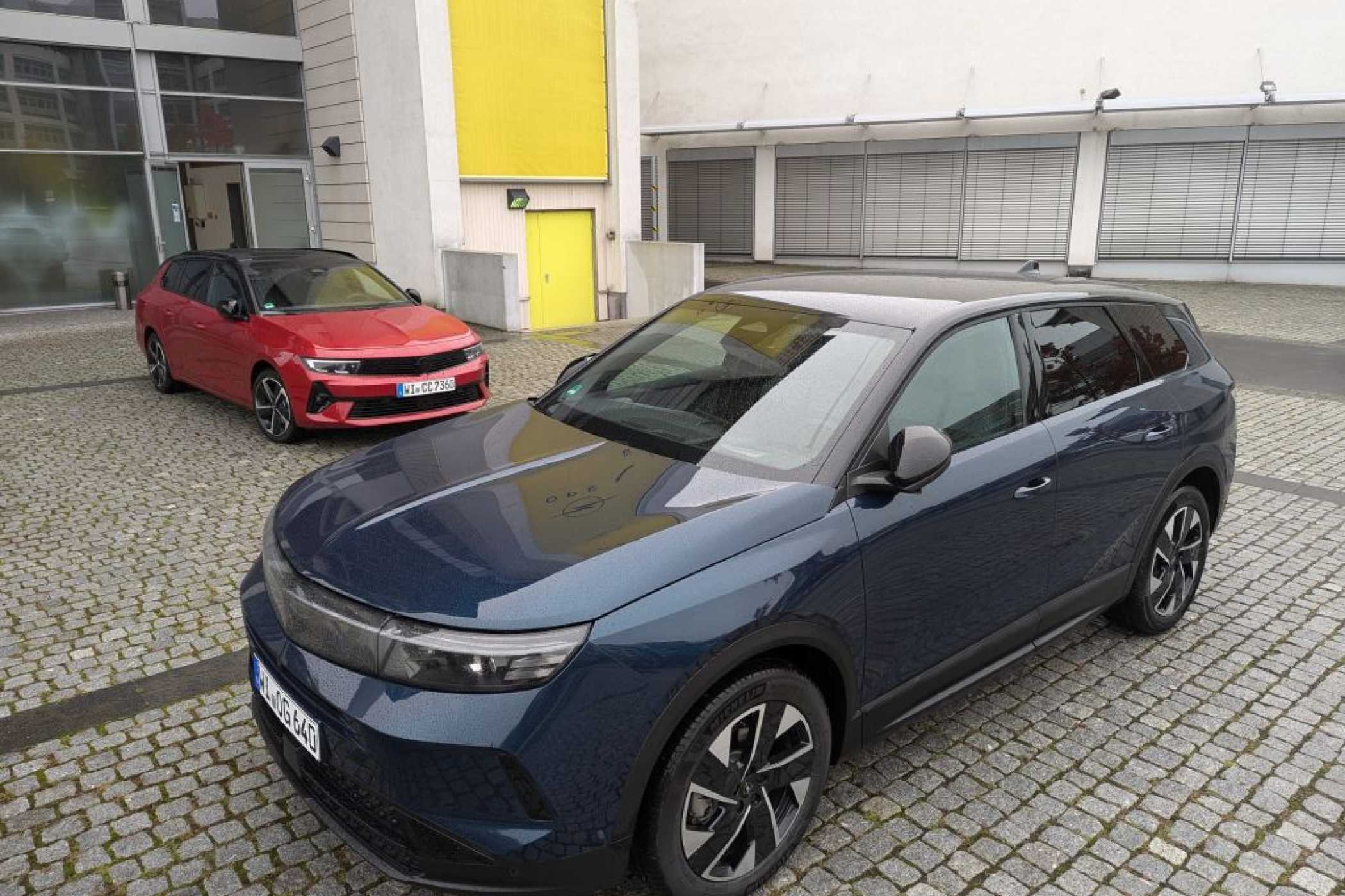 Der Grandland HEV bietet dem Astra Paroli - hat aber mehr Platz. | Foto: J. Reichel