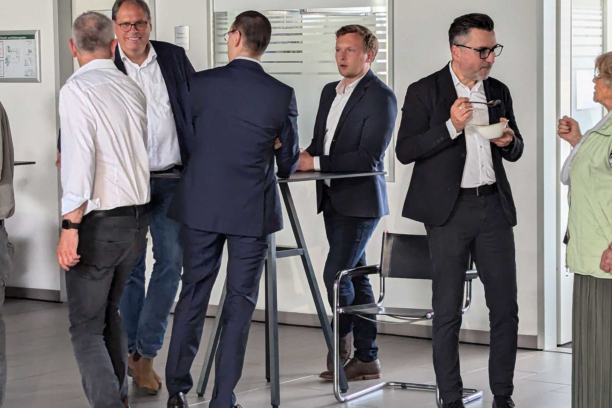 Intensives Netzwerken: Alexander Mönch (Freenow), Michael Oppermann (BVTM), Nils Abel (Aral) und Dirk Ritter (Verkehrsgewerbeaufsicht Hamburg) - von li. nach re.| Foto: T. Kanzler