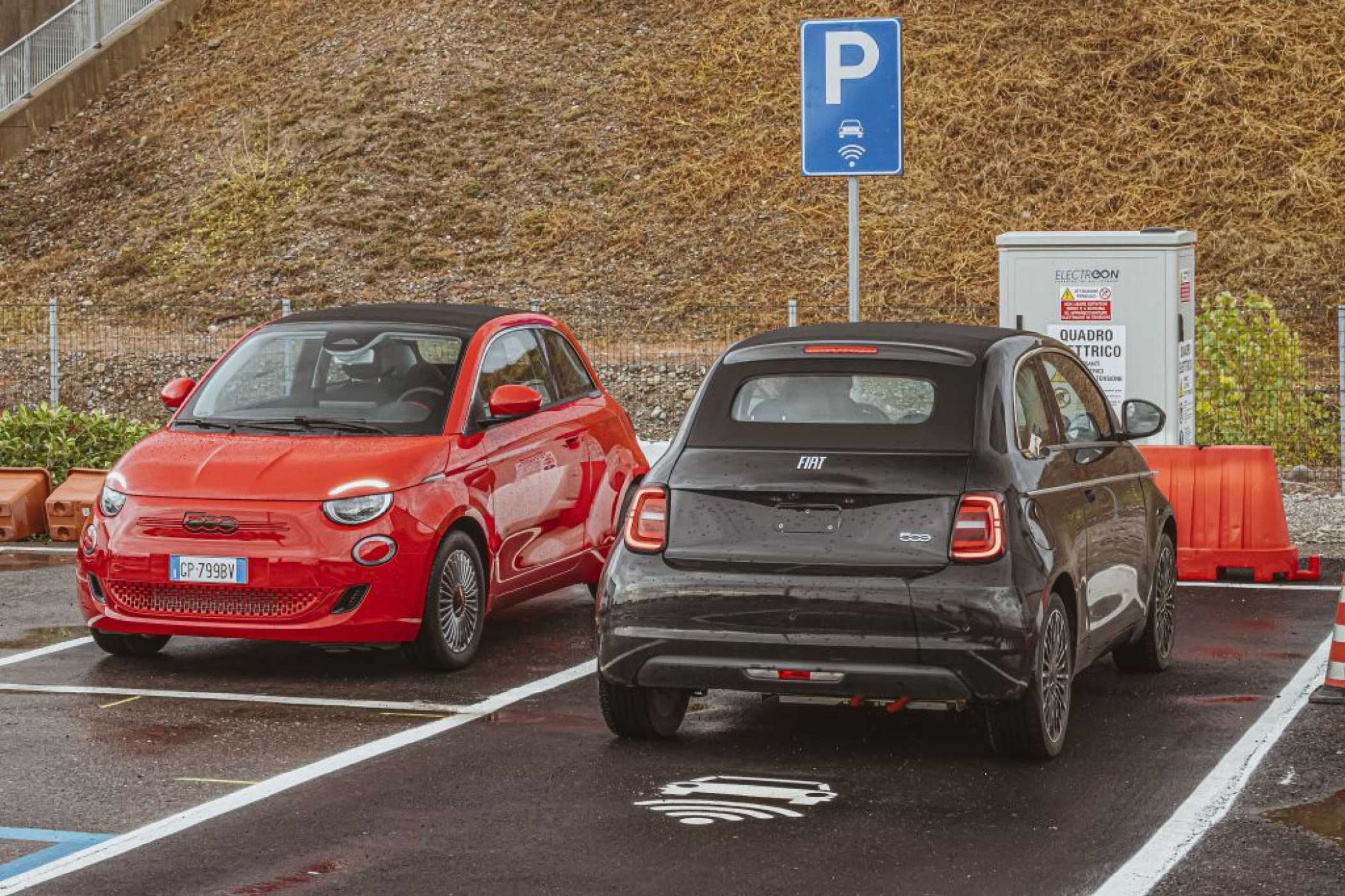 Komfortabel: Einfach das Auto abstellen, das Laden startet dann automatisch. | Foto: Stellantis