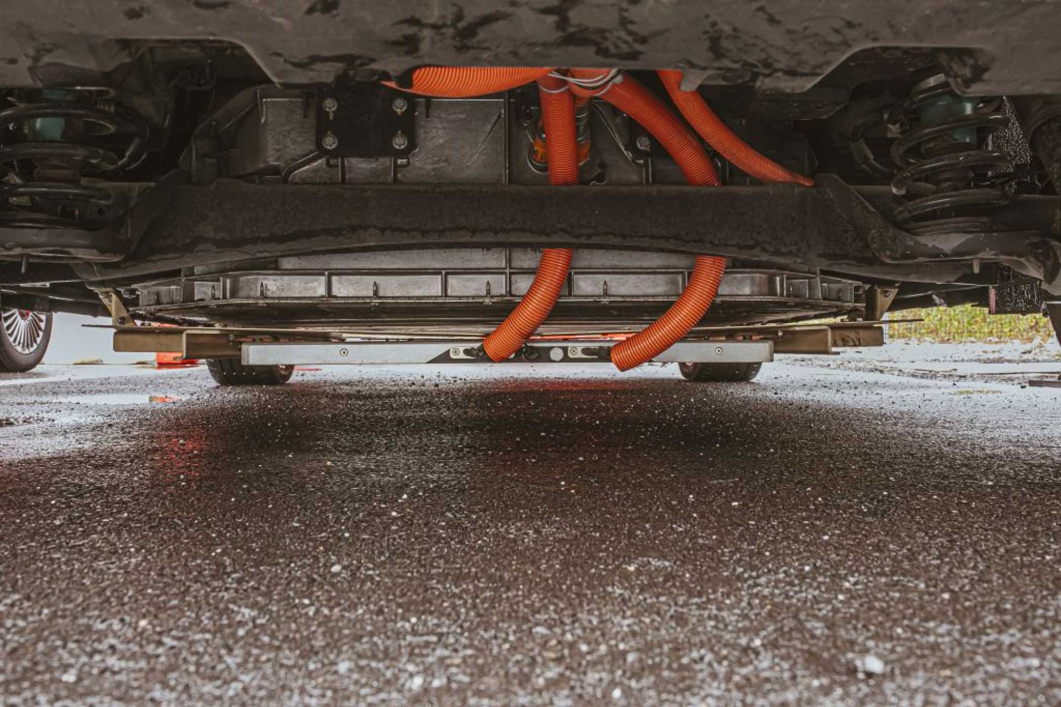 Die induktive Technik findet auch bei einem E-Kleinwagen noch Platz und soll nicht mehr als 50 Kilo wiegen. | Foto: Stellantis