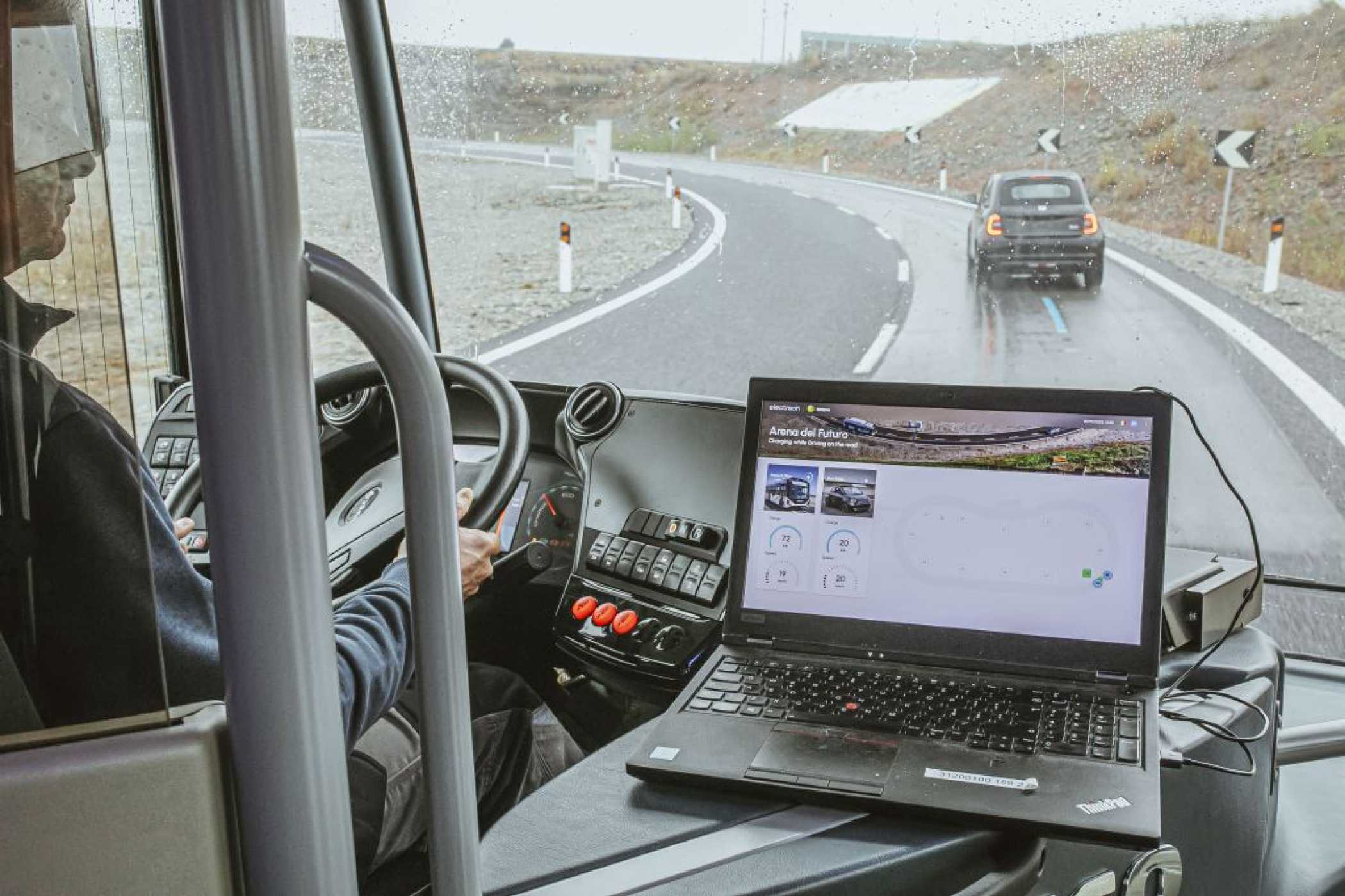 Während der Fahrt fließt der Strom, und zwar auch bei feuchter Witterung. | Foto: Stellantis