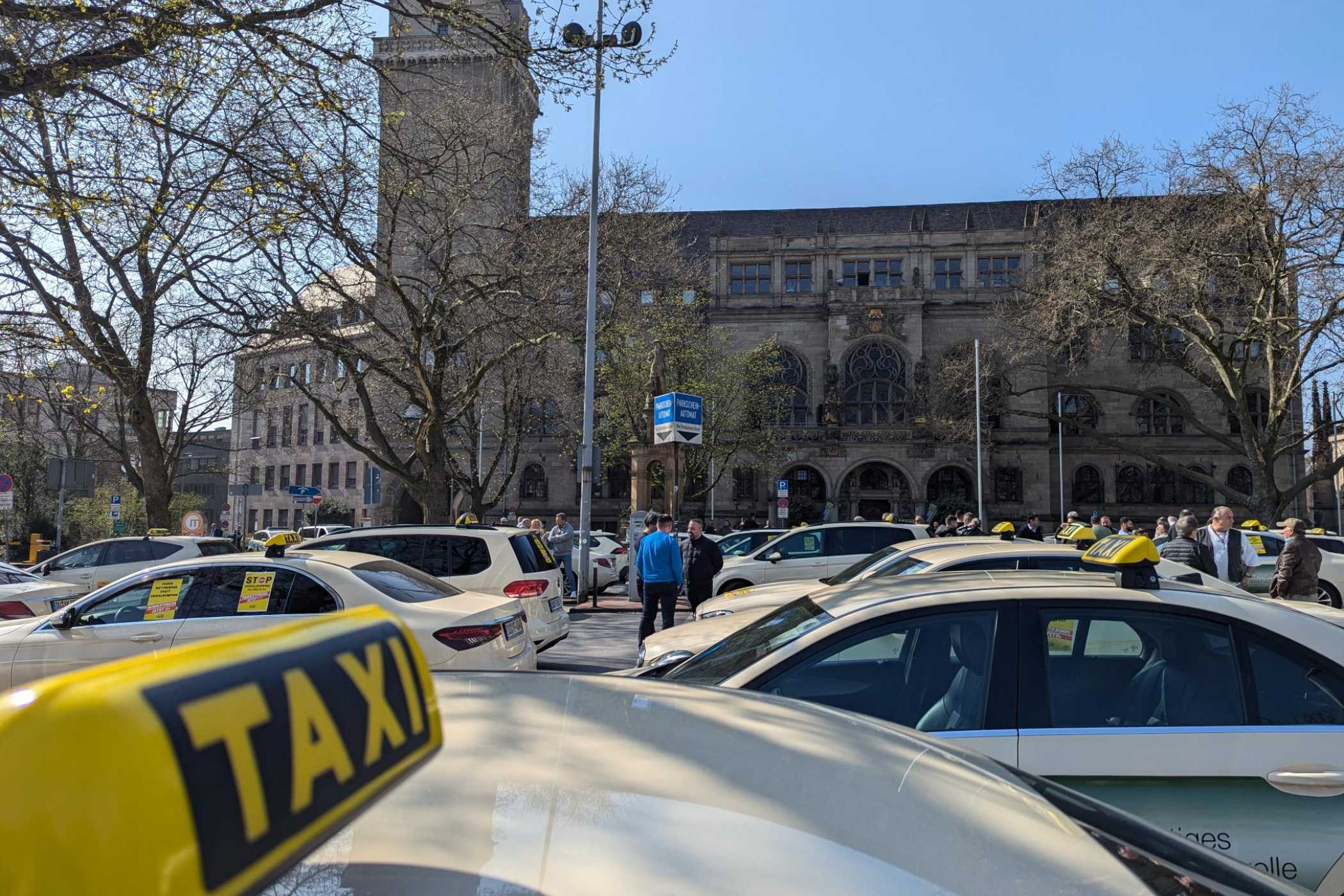 Fuat Cetin, Duisburg Taxi-Funktaxi Merkezi Yönetim Kurulu Üyesi, 70 taksi şoförünü beklemişti - birkaç kişi daha geldi.| Foto: T. Kanzler