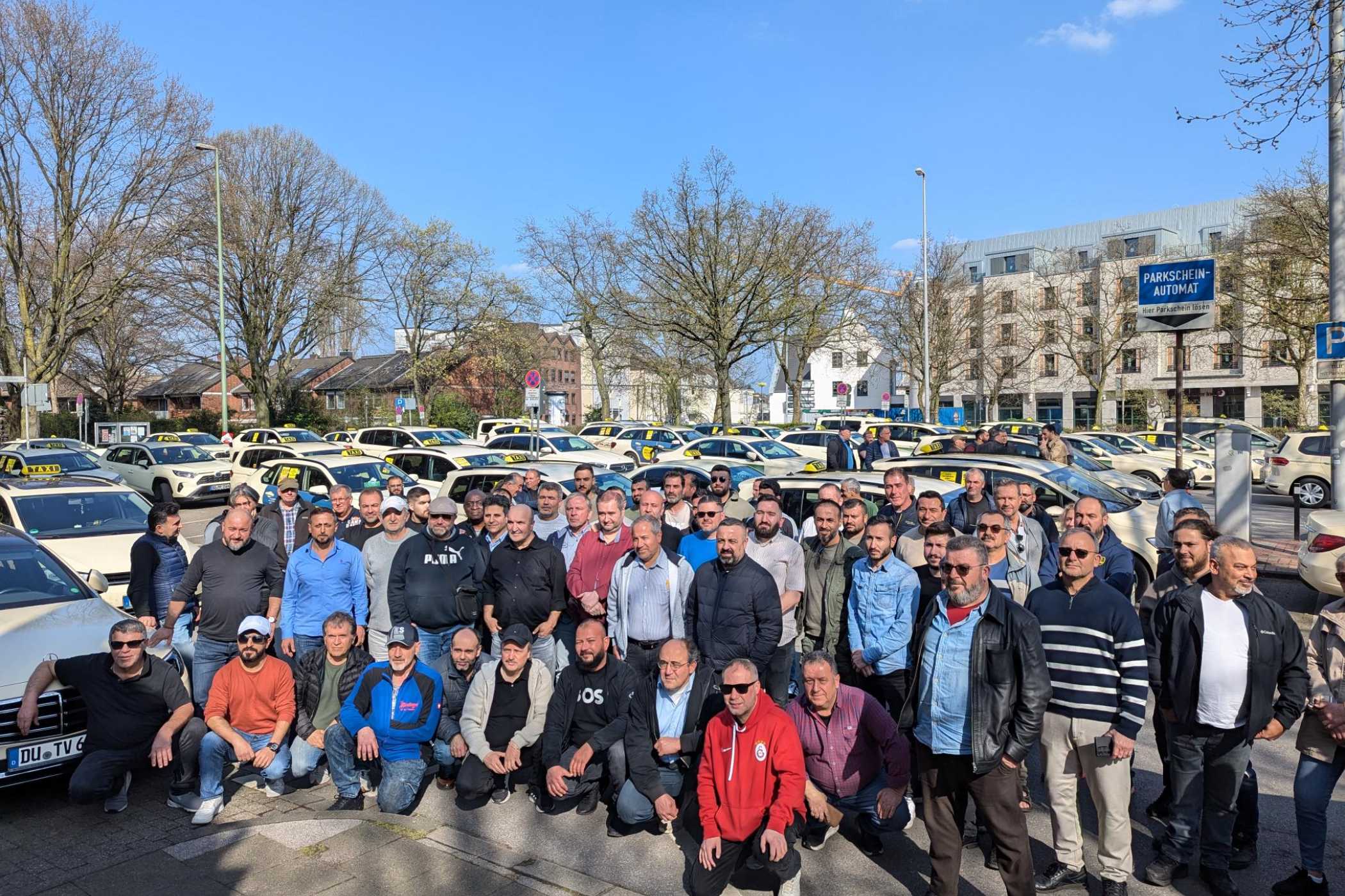 Duisburg'taki taksi sektörü etkileyici bir birlik gösteriyor. Platform işletmecilerine karşı mücadele birleştiriyor.| Foto: T, Kanzler