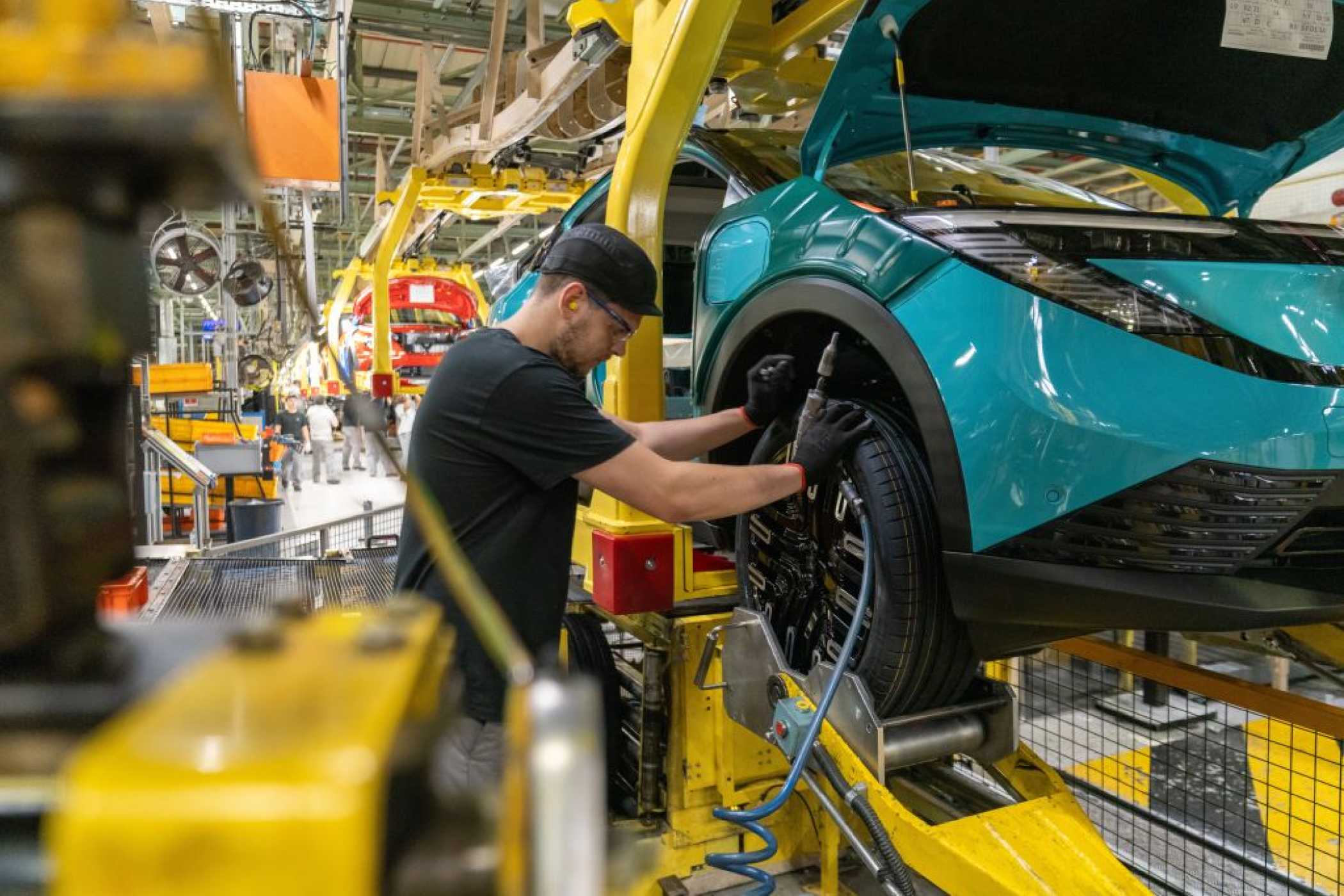 Einer der letzten Schritte: Die Radmontage am Leaf. | Foto: Nissan