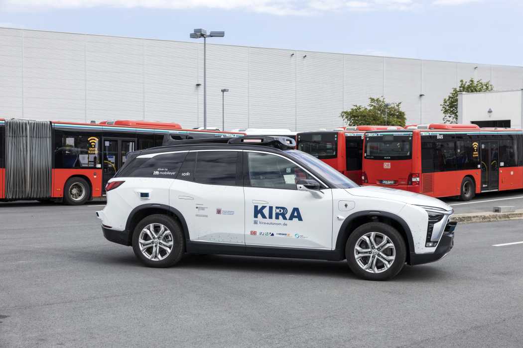 Im Rahmen des Pionierprojekts KIRA werden erstmals Level-4-Shuttles eingesetzt. (Foto: RMV/Arne Landwehr, Deutsche Bahn AG)