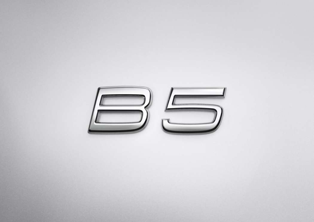 Ein solches „B“ für die Mildhybride soll nach und nach in allen Modellreihen zu sehen sein. (Foto: Volvo)