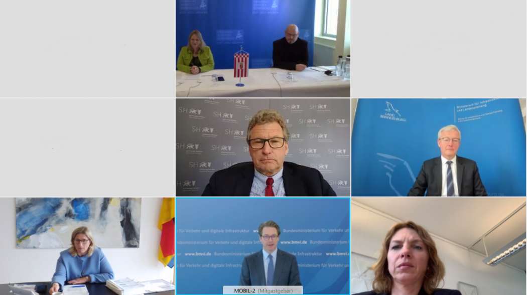 Bei der Pressekonferenz der Verkehrsministerkonferenz: oben die VMK-Vorsitzende Maike Schaefer (Grüne/Bremen) und ihr Sprecher Jens Tittmann; Mitte: Bernd Buchholz (FDP/Schleswig-Holstein) und Guido Beermann (CDU/Brandenburg); Unten: Anke Rehlinger (SPD/Saarland), Bundesverkehrsminister Andreas Scheuer und Susanna Karawanskij (Linke/Thüringen). (Screenshot: Roeser)